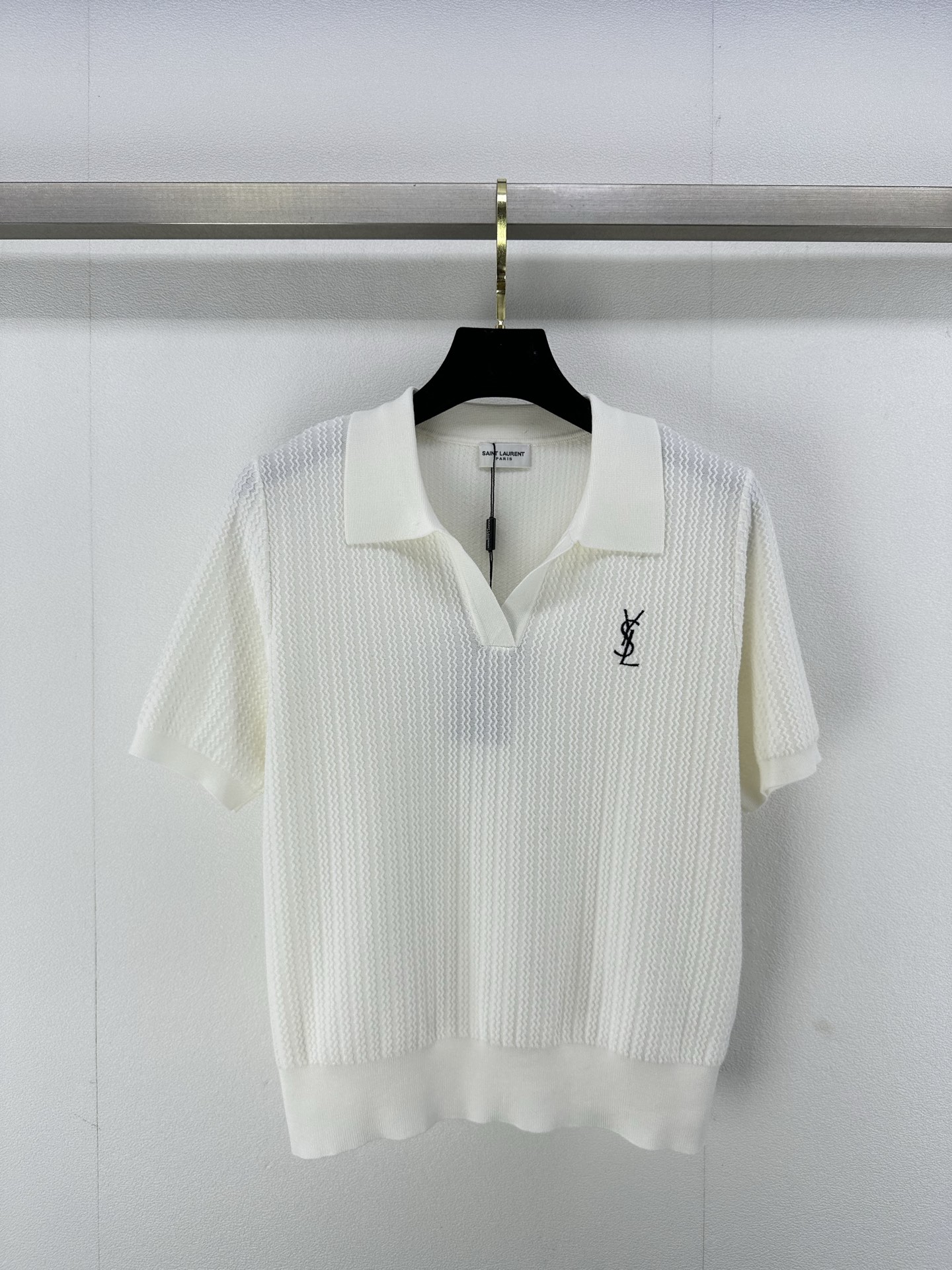 NO:325760,New details on YSL 25 summer contrasting polo collar short sleeves design embroidery logo Tennis fabric is comfortable and slim, you can wear it on commuting and working, simple and casual 2 colors and 3 sizes SML, saint laurent, T-shirt, alexander wang19860909YSL上新细节 25 夏款撞色polo领短袖 设计感的刺绣logo 天丝面料舒适显瘦 通勤上班穿都可 简约又随性 2色3码SML,,saint laurent,T-shirt,alexander wang,Women's clothing