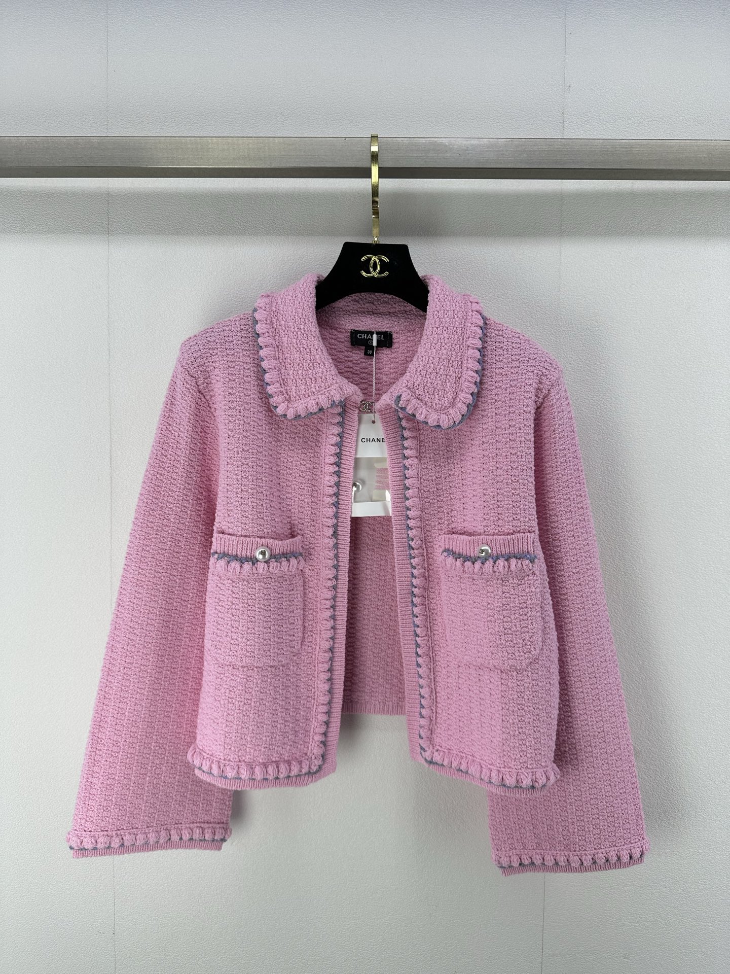 NO:326322,Chane* new details 25p spring and summer new lapel cardigan set!  The official website synchronizes 1:1 lapel cardigan   skirt, positioning diamond hook design, customized colored buckle, the style is not picky for people, the upper body looks huge and slim!  Pink and tender color combination white and rich beauty must have versatile artifact 1 color 3 code SML, chanel, skirts, alexander wang19860909Chane*上新细节 25p 春夏新品翻领开衫套装！官网同步1:1 翻领开衫 半裙 定位菱格勾花设计 定制彩色饰扣,版型不挑人版型上身巨显瘦！粉嫩配色白富美必备百搭神器 1色3码SML,,chanel,skirts,alexander wang,Women's clothing