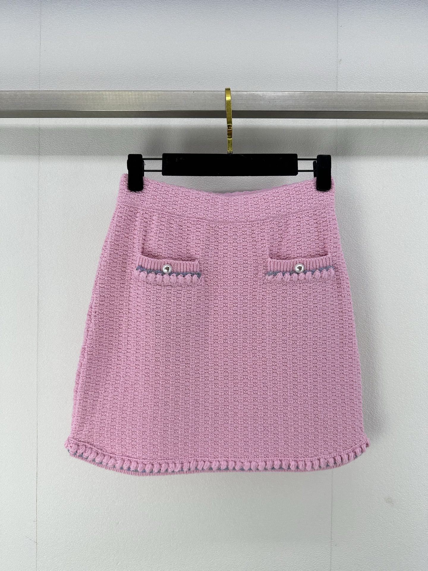 NO:326326,Chane* new details 25p spring and summer new lapel cardigan set!  The official website synchronizes 1:1 lapel cardigan   skirt, positioning diamond hook design, customized colored buckle, the style is not picky for people, the upper body looks huge and slim!  Pink and tender color combination white and rich beauty must have versatile artifact 1 color 3 code SML, chanel, skirts, alexander wang19860909Chane*上新细节 25p 春夏新品翻领开衫套装！官网同步1:1 翻领开衫 半裙 定位菱格勾花设计 定制彩色饰扣,版型不挑人版型上身巨显瘦！粉嫩配色白富美必备百搭神器 1色3码SML,,chanel,skirts,alexander wang,Women's clothing