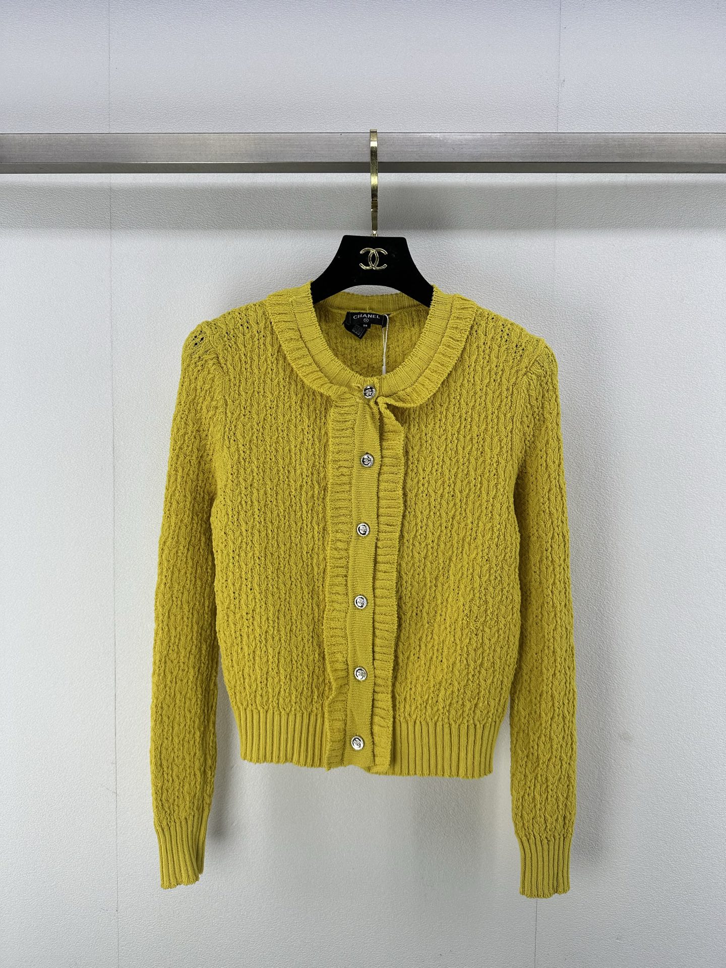 NO:325736,Chane* new details 25 Early spring vacation series new knitted wood ear cardigan 1:1 original single twisted string three-dimensional jacquard decoration neckline ear design yb open mold double c letter logo metal button embellishment high-end fashionable socialite style 1 color 3 code SML, chanel, alexander wang19860909Chane*上新细节 25 早春度假系列新款针织木耳边开衫 1:1 原单 麻花纽绳立体提花装饰 领口木耳边设计 yb开模双c字母logo金属纽扣点缀 高级时髦名媛风 1色3码SML,,chanel,alexander wang,Women's clothing