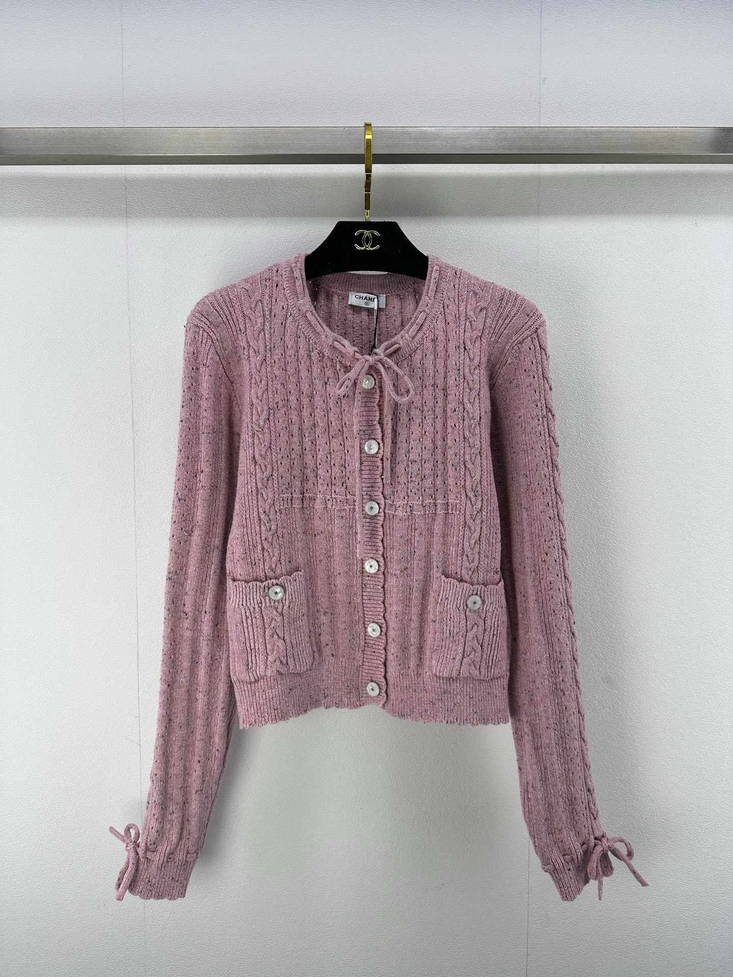 NO:325720,Chane* New details 25 New products in early spring!  A beautiful little fairy white and rich beauty artifact!  Heavy craftsmanship tied with pollen suspender vest cardigan. The temperament of the celebrity is beautiful and fairy!  The lace design is sweet and high-end. The original double C shell buckle is elegant and elegant. The slim fit style is versatile and fashionable and high-end!  1 color 3 code SML, chanel, alexander wang19860909Chane*上新细节 25 早春新品！绝美小仙女白富美神器！重工艺系带花粉吊带背心开衫.名媛气质又美又仙！系带设计甜美又高级.原版双C贝壳扣优雅气质.修身版型百搭不挑人时髦又高级！ 1色3码SML,,chanel,alexander wang,Women's clothing