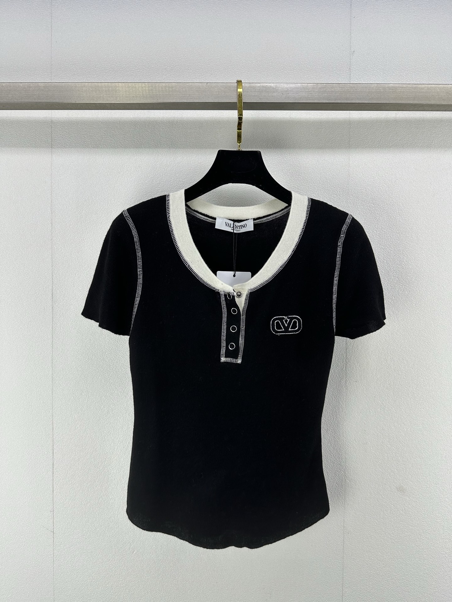 NO:325719,Valentin* new details 25 spring and summer new knitted concealed button contrasting short sleeves fashionable and elegant style exquisite logo logo full of sweet temperament, versatile and not picky 3 colors and 3 sizes SML, valentino, T-shirt, alexander wang19860909Valentin*上新细节 25 春夏新款针织暗扣撞色短袖 时髦气质款 精致徽标logo 气质甜美感爆棚 百搭不挑人 3色3码SML,,valentino,T-shirt,alexander wang,Women's clothing