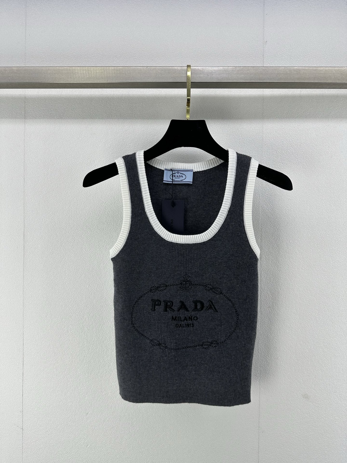 NO:325722,New details on Prad* 25 Spring new letter logo knitted vest, classic chest logo inlay, simple slim fit style, unique contrasting letter logo matching super fashionable and versatile, high-end gray color matching, 2 colors and 3 codes SML,,prada,alexander wang19860909Prad*上新细节 25 春季新款字母logo针织背心 胸口经典logo嵌花 简洁修身版型 别致撞色字母logo搭配超级时髦百搭 高级灰配色 2色3码SML,,prada,alexander wang,Women's clothing