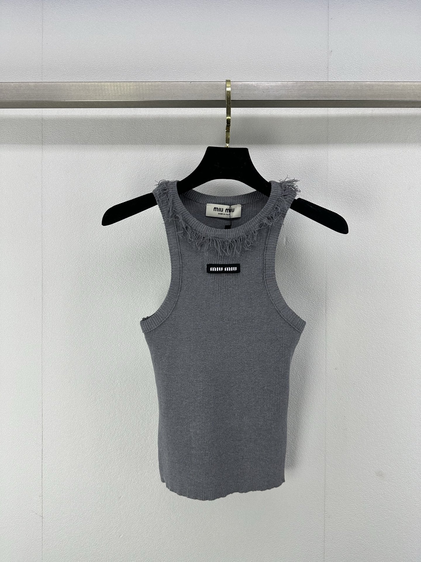 NO:325725,PleaseMiumi* new details 25 spring and summer new knitted tassel vest classic letter logo contrast decoration single wear inner wear classic fashionable and versatile must-have hot girls in summer 2 colors 3 size SML, miumiu, alexander wang19860909pleaseMiumi*上新细节 25 春夏新款针织流苏背心 经典字母logo撞色装饰 单穿内搭 经典时髦百搭 辣妹夏日必备 2色3码SML,,miumiu,alexander wang,Women's clothing