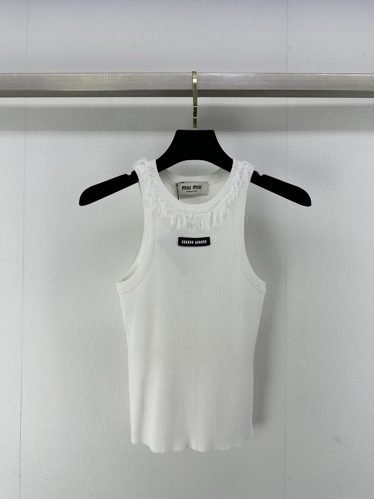 NO:325728,Miumi* new details 25 spring and summer new knitted tassel vest classic letter logo contrast decoration single wear inner wear classic fashionable and versatile must-have hot girls in summer 2 colors 3 size SML, miumiu, alexander wang19860909Miumi*上新细节 25 春夏新款针织流苏背心 经典字母logo撞色装饰 单穿内搭 经典时髦百搭 辣妹夏日必备 2色3码SML,,miumiu,alexander wang,Women's clothing