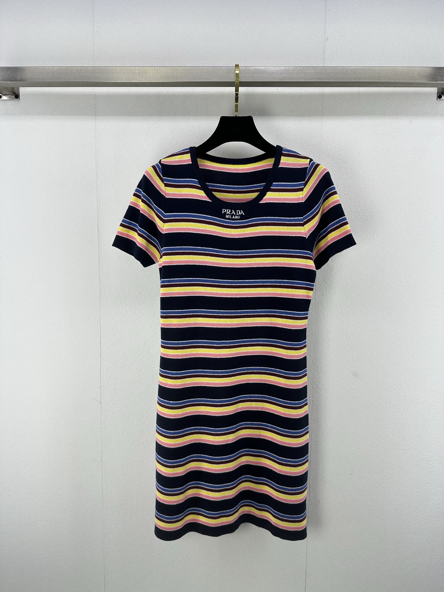 NO:325735,New details on Prad* 25 new knitted short-sleeved skirt Contrast color striped splicing design Classic brand letter logo embroidery embellishment exquisite high-end fashionable and versatile 1 color 3 code SML, prada, skirts, T-shirt, alexander wang19860909Prad*上新细节 25 新款针织短袖裙 撞色条纹拼接设计 经典品牌字母logo刺绣点缀 精致高级时髦百搭 1色3码SML,,prada,skirts,T-shirt,alexander wang,Women's clothing