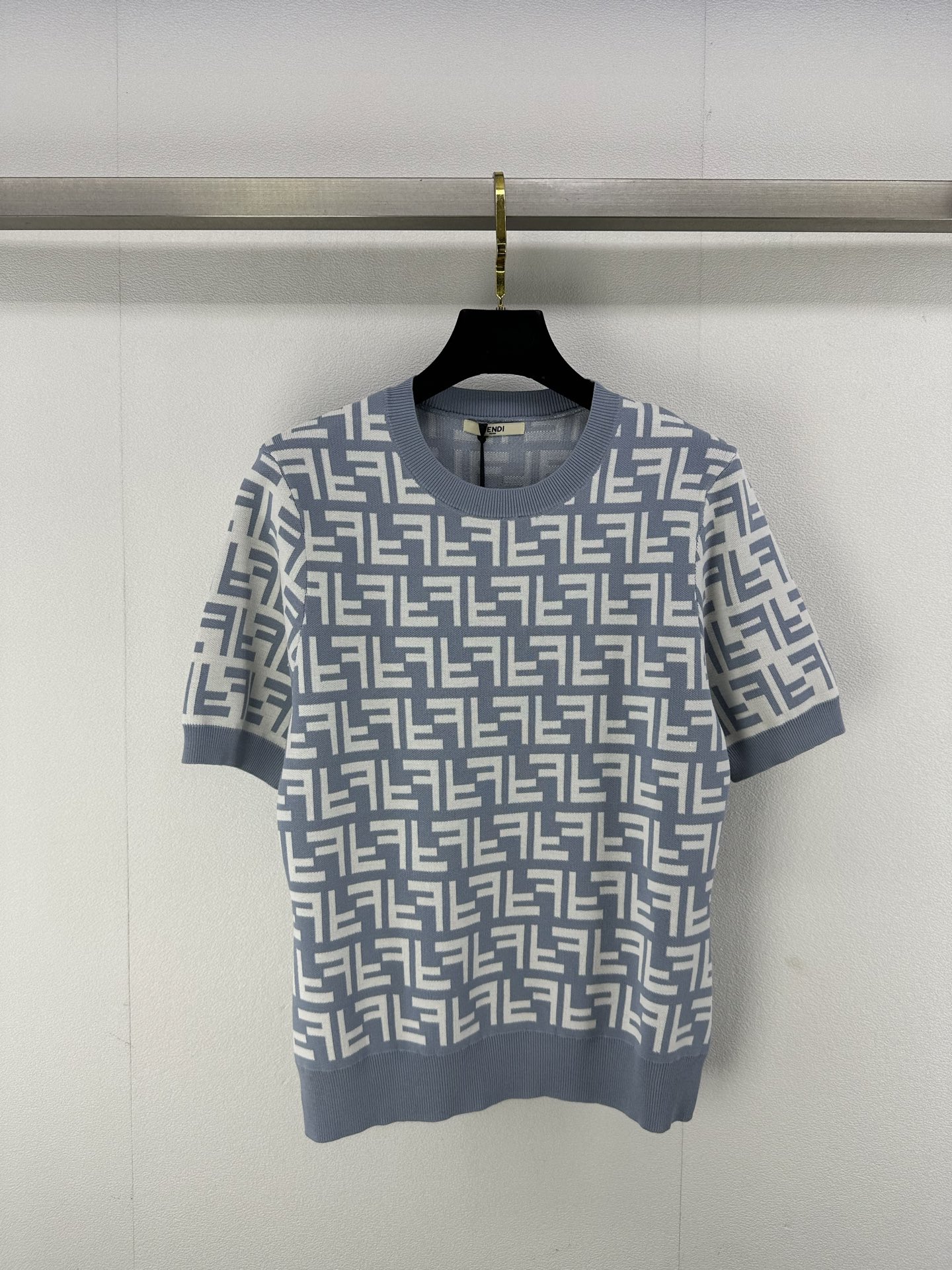 NO:326344,Fend* new details 25 spring and summer new knitted round neck short sleeves Classic brand double F letter logo contrast jacquard decoration Regular style Classic fashionable exquisite versatile 2 colors 3 codes SML, fendi, T-shirt, alexander wang19860909Fend*上新细节 25 春夏新款针织圆领短袖 经典品牌双F字母logo撞色提花装饰 常规版型 经典时髦精致百搭 2色3码SML,,fendi,T-shirt,alexander wang,Women's clothing