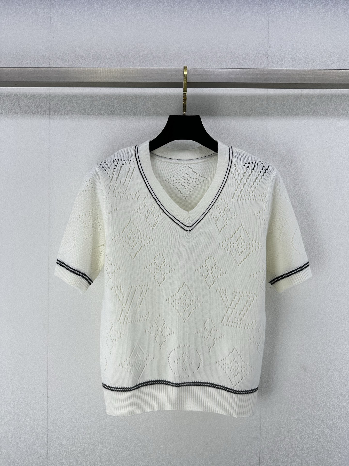 NO:326332,New details on LV* 25 Spring and summer new knitted V-neck short sleeves, whole letter logo elements hollow decoration, striped edge design, high-end fashionable and exquisite versatile 1 color 3 code SML,,louis vuitton,T-shirt,alexander wang19860909LV*上新细节 25 春夏新款针织V领短袖 整件字母logo元素镂空装饰 条纹压边设计 高级时髦精致百搭 1色3码SML,,louis vuitton,T-shirt,alexander wang,Women's clothing
