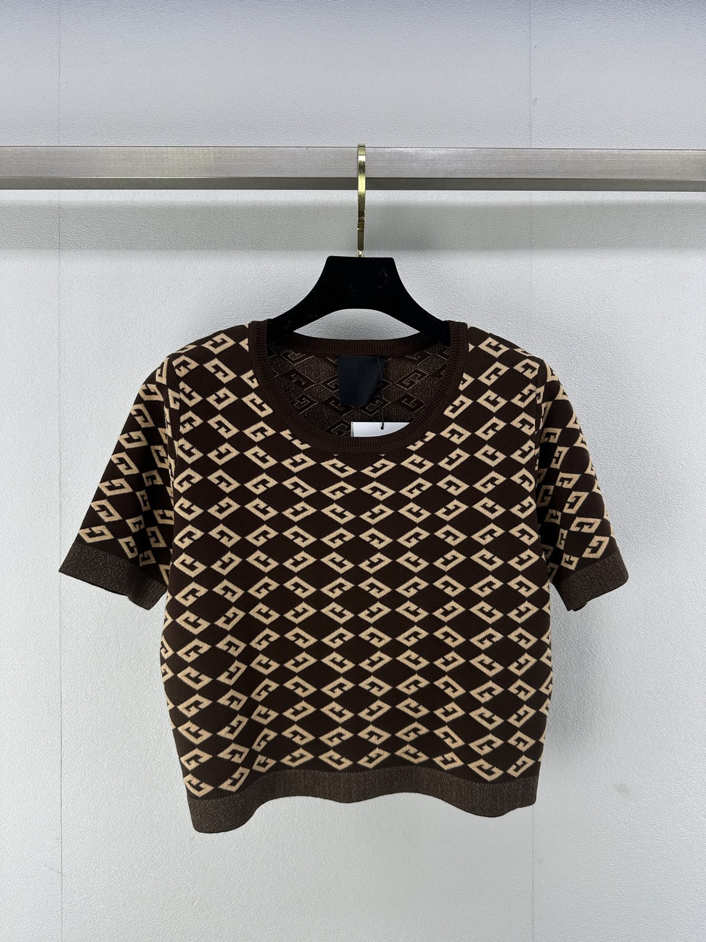 NO:326334,Givench* new details 25 spring and summer new knitted round neck short short sleeve contrasting color design classic letter logo jacquard decoration simple and fashionable daily versatile 2 colors 3 codes SML, givennchy, T-shirt, alexander wang19860909Givench*上新细节 25 春夏新款针织圆领短款短袖 撞色设计 经典字母logo提花装饰 简约时髦日常百搭 2色3码SML,,givenchy,T-shirt,alexander wang,Women's clothing