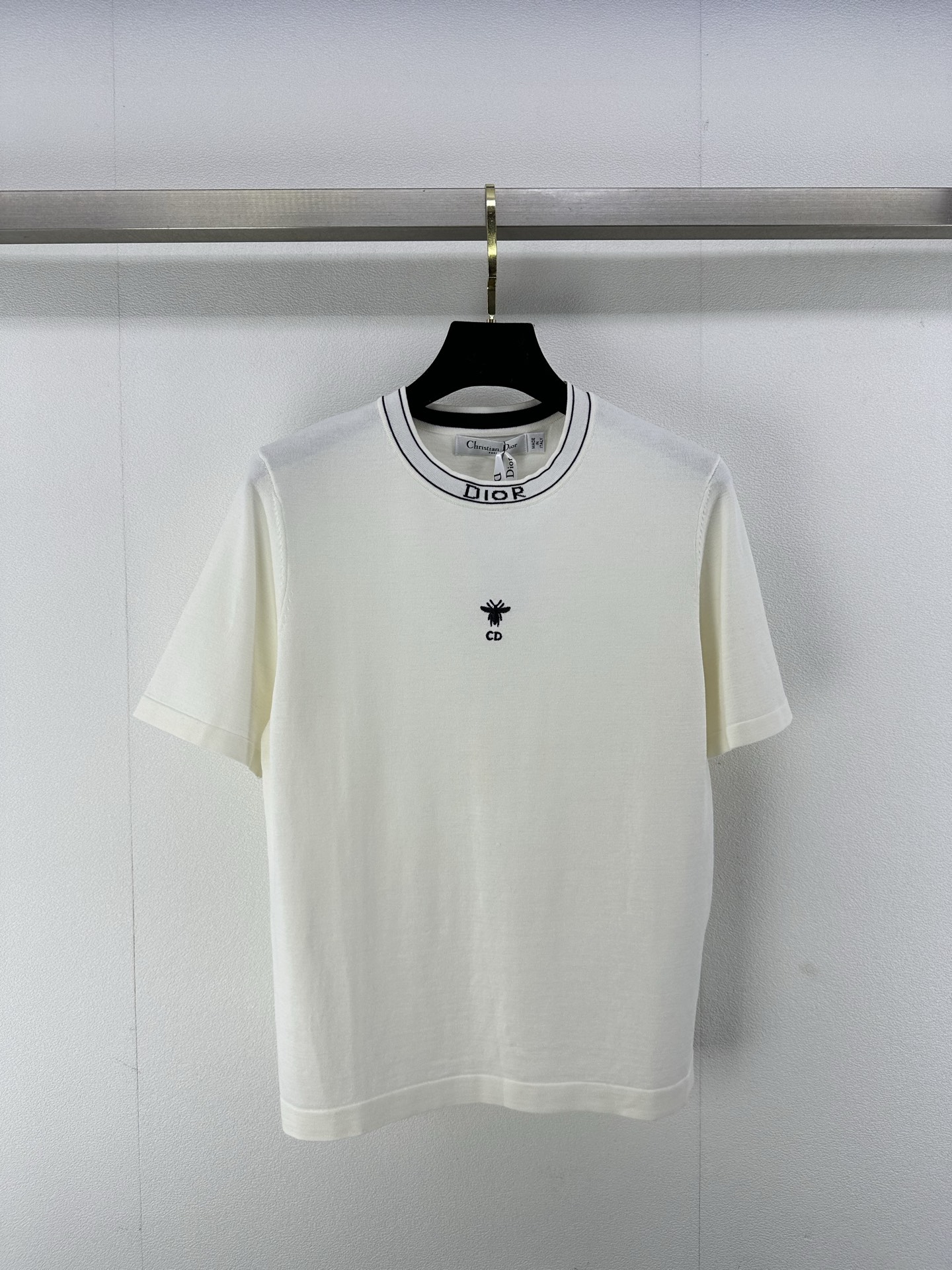 NO:326341,New details on Dio* 25 Spring and summer new round neck short sleeves, classic letters of jacquard neckline, positioning bee embroidery, versatile and not picky, 2 colors, 3 codes, SML, dior, T-shirt, alexander wang19860909Dio*上新细节 25 春夏新款圆领短袖 领口提花经典字母 定位小蜜蜂刺绣 百搭不挑人 2色3码SML,,dior,T-shirt,alexander wang,Women's clothing