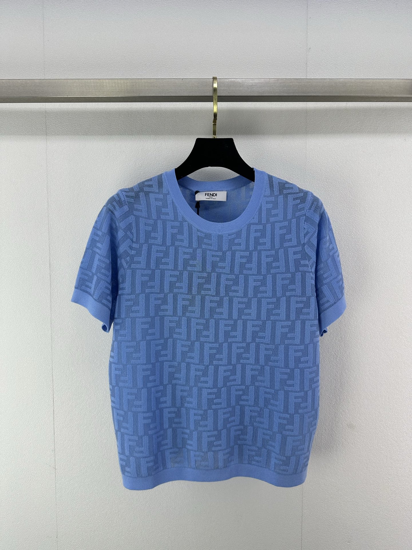 NO:326356,New details on Fend* 25 Spring and summer latest FF presbyterian hollow logo knitted short sleeves!  Presbyterians must be involved!  The presbyterian logo is hollowed out with comfortable and breathable design, and the classic big brand has a sense of high-end feel!  The upper body looks slim!  3 color 3 code SML, fendi, T-shirt, alexander wang19860909Fend*上新细节 25 春夏最新FF老花镂空logo针织短袖！老花迷必入！满身老花logo镂空设计舒适透气,经典大牌自带高级感！上身巨显瘦！ 3色3码SML,,fendi,T-shirt,alexander wang,Women's clothing