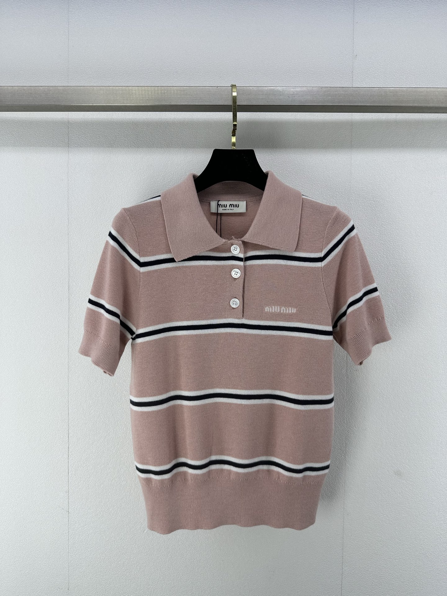 NO:326359,Miumi* new details 25 spring and summer new knitted lapel short sleeves lapel three-breasted design striped contrasting color splicing design classic letter logo embroidery embellishment fashionable high-end and elegant 2 colors 3 codes SML, miumiu, T-shirt, alexander wang19860909Miumi*上新细节 25 春夏新款针织翻领短袖 翻领三排扣设计 条纹撞色拼接设计 经典字母logo刺绣点缀 时髦高级有气质 2色3码SML,,miumiu,T-shirt,alexander wang,Women's clothing