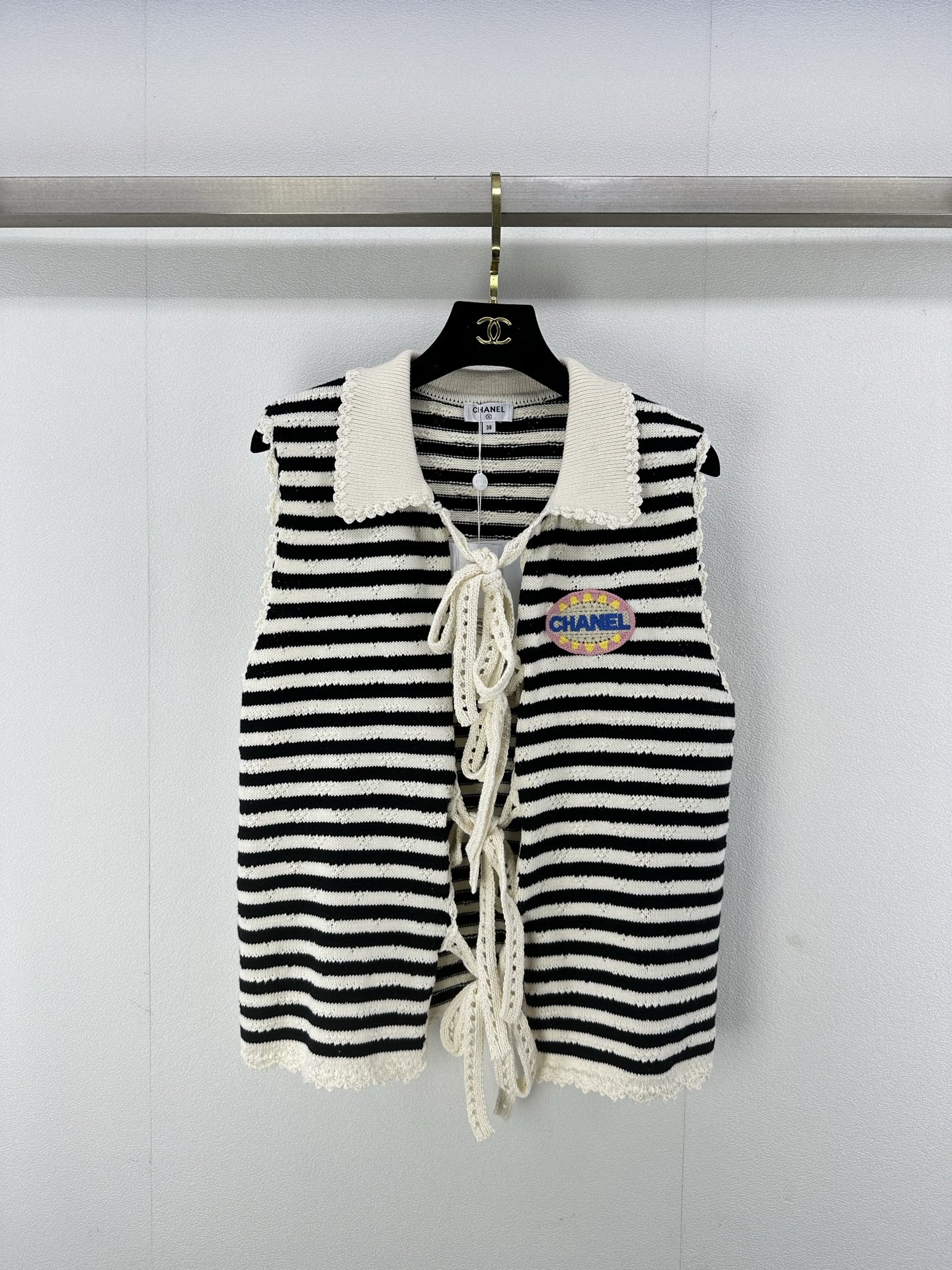 NO:326362,Chane* New details 25P Early Spring Vacation Series New Embroidered Chain Striped Lapel Lapel Vest The white and rich beauty must be used as a magical tool!  The three-dimensional Zhangzai logo design is low-key and luxurious. It is a universal and versatile artifact. The inner style is super slim!  The imported cashmere yarn has a very comfortable texture!  Casual, fashionable and high-end 1 color 3 code SML, chanel, alexander wang19860909Chane* 上新细节 25P 早春度假系列新款刺绣章仔条纹翻领系带背心 白富美必入神器！立体章仔logo设计低调奢华.万能百搭神器 内搭版型超显瘦！进口羊绒纱线质感超舒适！休闲时髦又高级 1色3码SML,,chanel,alexander wang,Women's clothing