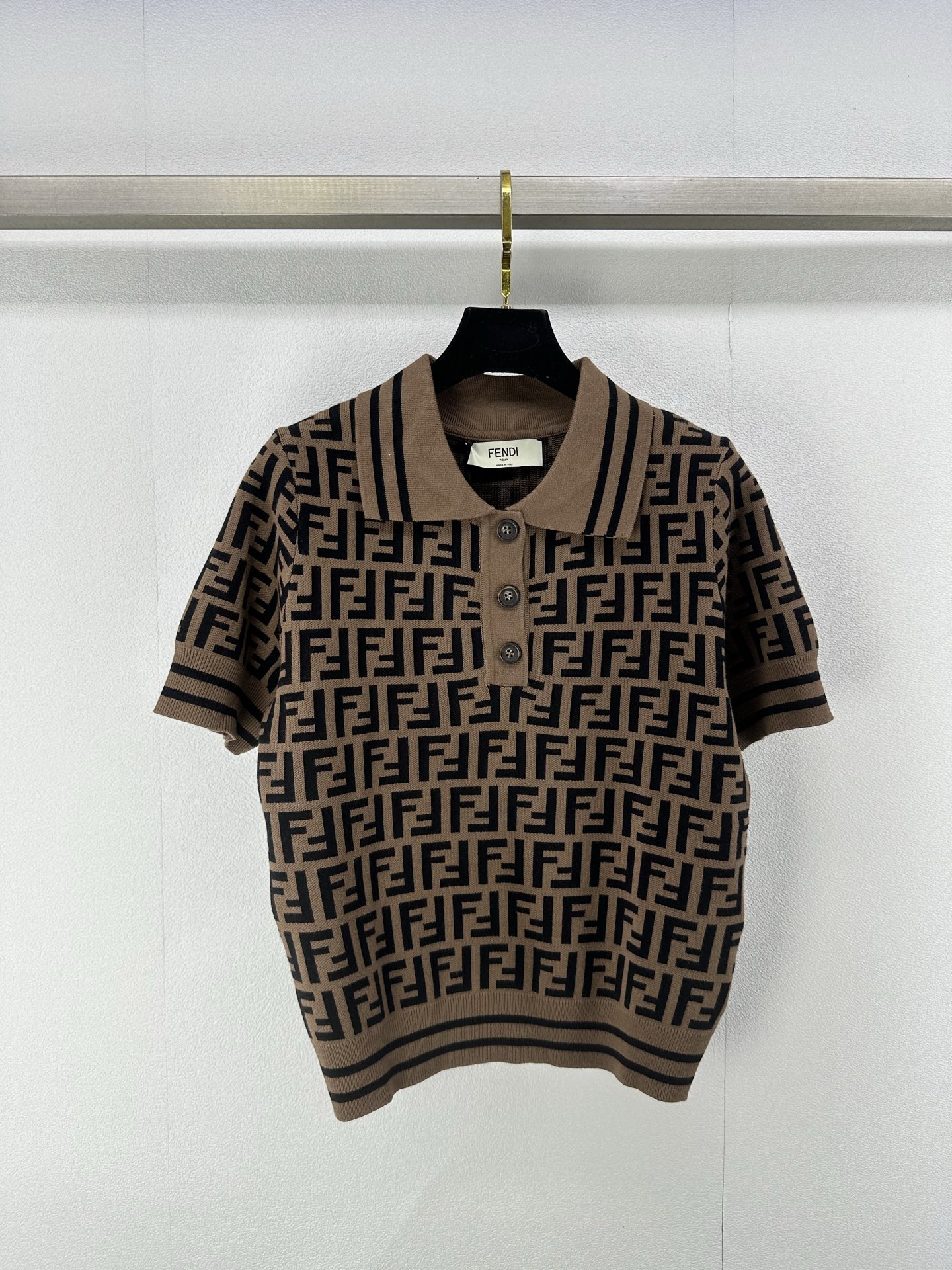 NO:329048,Fend* New details 25 Spring and summer new double F presbyterian logo knitted lapel short sleeves!  Presbyterians must be involved!  The brand letter logo is recognizable and easy to attract attention, and the double F on the hem is embellished with high-end brands!  1 color 3 code SML, fendi, T-shirt, alexander wang19860909Fend* 上新细节 25 春夏新款双F老花logo针织翻领短袖！老花迷必入！品牌字母logo辨识度及高轻松吸引眼球,下摆双F点缀高级大牌！ 1色3码SML,,fendi,T-shirt,alexander wang,Women's clothing