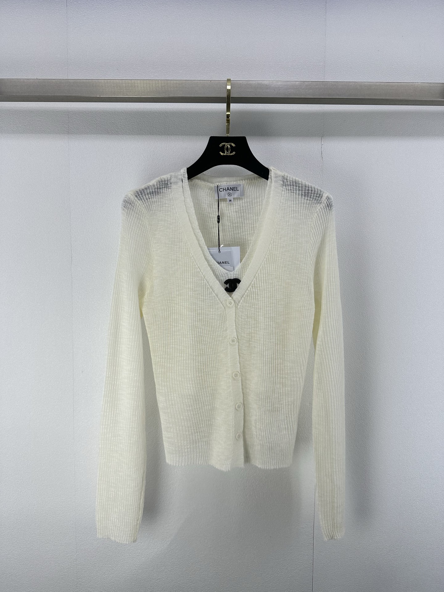 NO:329050,Chane* New details 25 Early spring new halter neck fake two-piece cardigan three-dimensional logo design is low-key and luxurious. Sun protection universal and versatile artifact casual and fashionable and high-end 3 colors and 3 codes SML, chanel, alexander wang19860909Chane* 上新细节 25 早春新款挂脖假两件开衫立体logo设计低调奢华.防晒万能百搭神器 休闲时髦又高级 3色3码SML,,chanel,alexander wang,Women's clothing