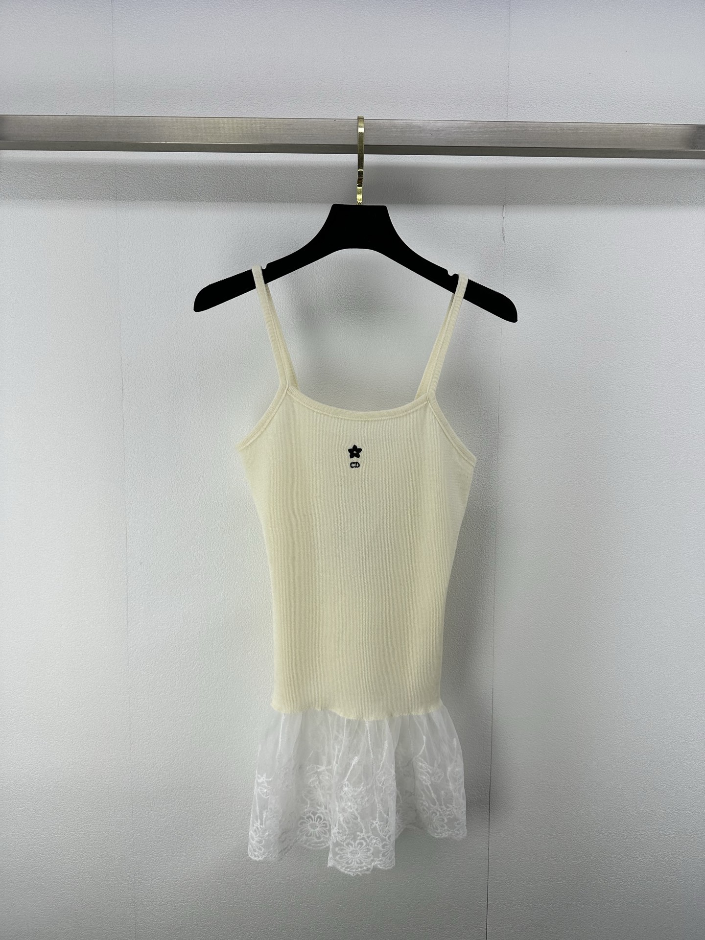 NO:329052,Dio* new details 25 new summer suspender vest, lace on the hem, soft and comfortable, beautiful upper body, match with shorts, jeans, 2 colors, 3 size SML,,dior, shorts, jeans, alexander wang19860909Dio*上新细节 25 夏季新款吊带背心 下摆蕾丝花边亲肤柔软舒适 上身绝美 任意搭配短裤牛仔裤 2色3码SML,,dior,shorts,jeans,alexander wang,Women's clothing