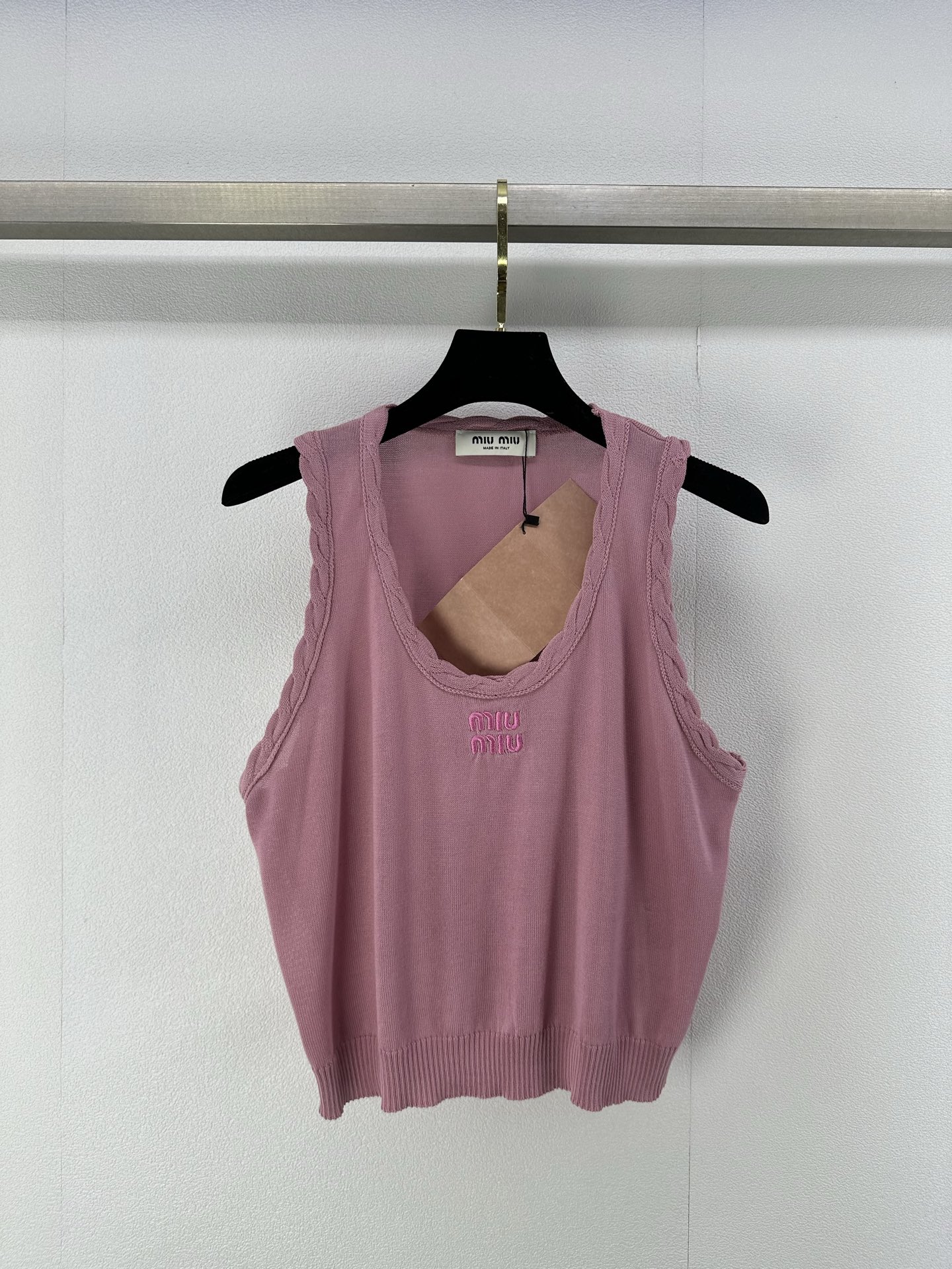 NO:329035,Miumiu* New Details 25 Spring and Summer Latest Tartar Knitted Vest!  A single item with a retro, simple and self-contained aura!  Twist lace design creates a sweet and beautiful girlish style with age reduction 3 colors and 3 codes SML, miumiu, alexander wang19860909Miumiu*上新细节 25 春夏最新麻花边针织背心！复古简约又自带气场的单品！麻花边设计打造少女风减龄甜美气息 3色3码SML,,miumiu,alexander wang,Women's clothing