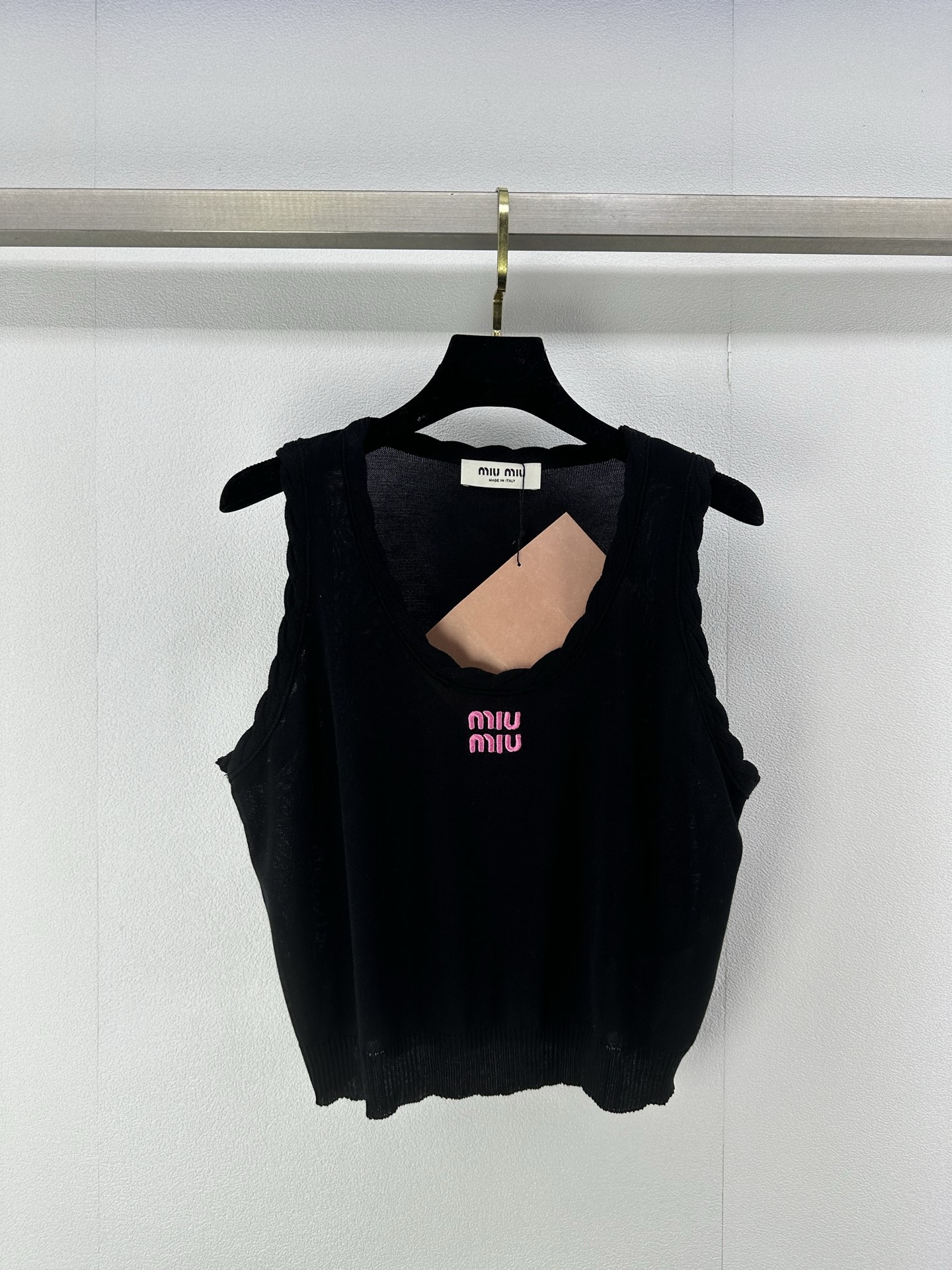 NO:329037,Miumiu* New Details 25 Spring and Summer Latest Tartar Knitted Vest!  A single item with a retro, simple and self-contained aura!  Twist lace design creates a sweet and beautiful girlish style with age reduction 3 colors and 3 codes SML, miumiu, alexander wang19860909Miumiu*上新细节 25 春夏最新麻花边针织背心！复古简约又自带气场的单品！麻花边设计打造少女风减龄甜美气息 3色3码SML,,miumiu,alexander wang,Women's clothing