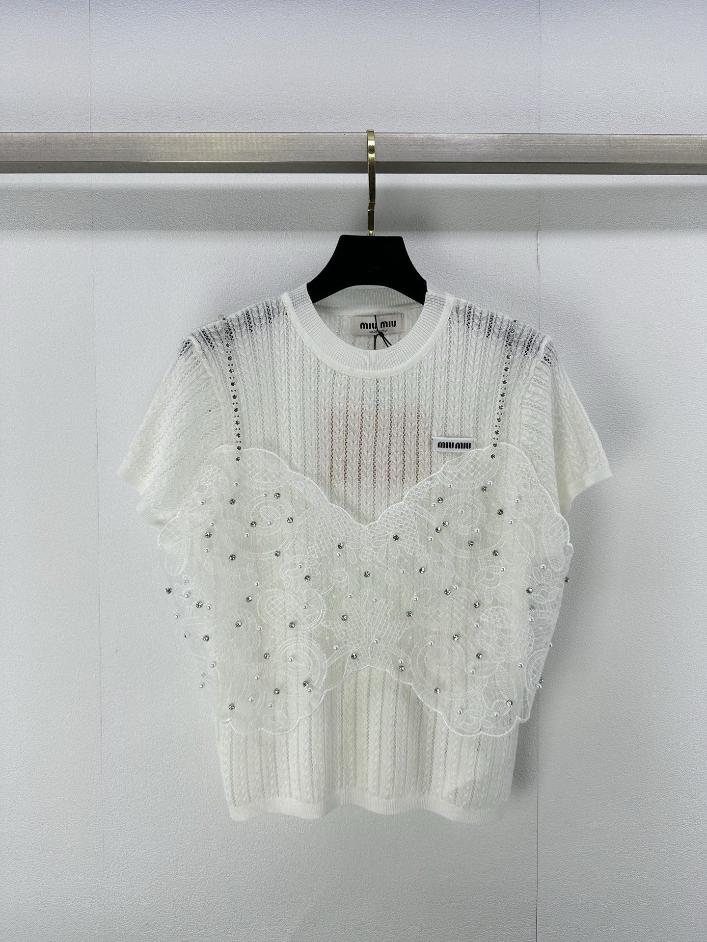 NO:329043,Miumi* new details 25 Spring and summer new two-piece lace diamond-set short sleeves, hollow thin fabric on the body, removable lace suspender, the upper body is particularly elegant, contrasting color logo logo, classic, fashionable and versatile!  Age-reducing and sweet 2 colors 3 codes SML, miumiu, T-shirt, alexander wang19860909miumi*上新细节 25 春夏新款两件套蕾丝镶钻短袖 衣身镂空轻薄面料 可拆卸蕾丝吊带 上身特别显气质 撞色款logo徽标 经典时尚百搭！减龄又甜美 2色3码SML,,miumiu,T-shirt,alexander wang,Women's clothing