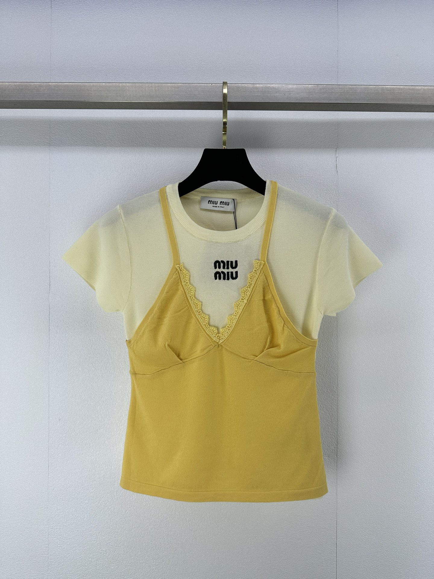 NO:329017,Mium* new details 25 new round neck lace short sleeves Fake two-piece lace full of high-end embroidery logo thin fabric upper body makes it look slim and age-reducing and versatile 3 colors 3 size SML, miumiu, T-shirt, alexander wang19860909Mium*上新细节 25 新款圆领系带短袖 假两件系带高级感满满 刺绣logo 轻薄面料 上身显瘦减龄又百搭 3色3码SML,,miumiu,T-shirt,alexander wang,Women's clothing