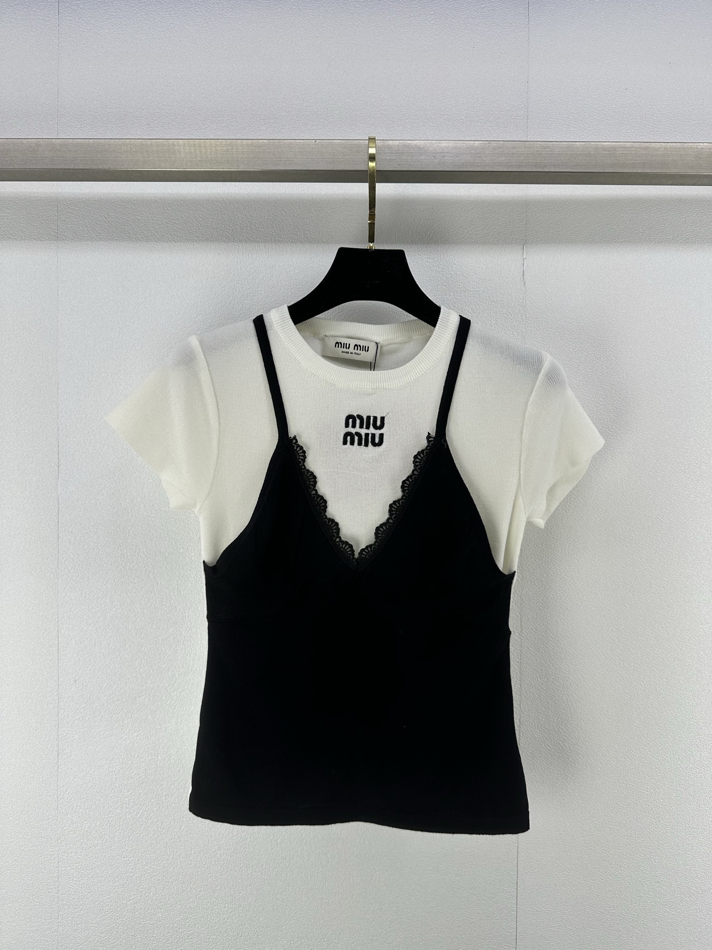 NO:329023,Mium* new details 25 new round neck lace short sleeves Fake two-piece lace full of high-end embroidery logo thin fabric upper body makes it look slim and age-reducing and versatile 3 colors 3 size SML, miumiu, T-shirt, alexander wang19860909Mium*上新细节 25 新款圆领系带短袖 假两件系带高级感满满 刺绣logo 轻薄面料 上身显瘦减龄又百搭 3色3码SML,,miumiu,T-shirt,alexander wang,Women's clothing