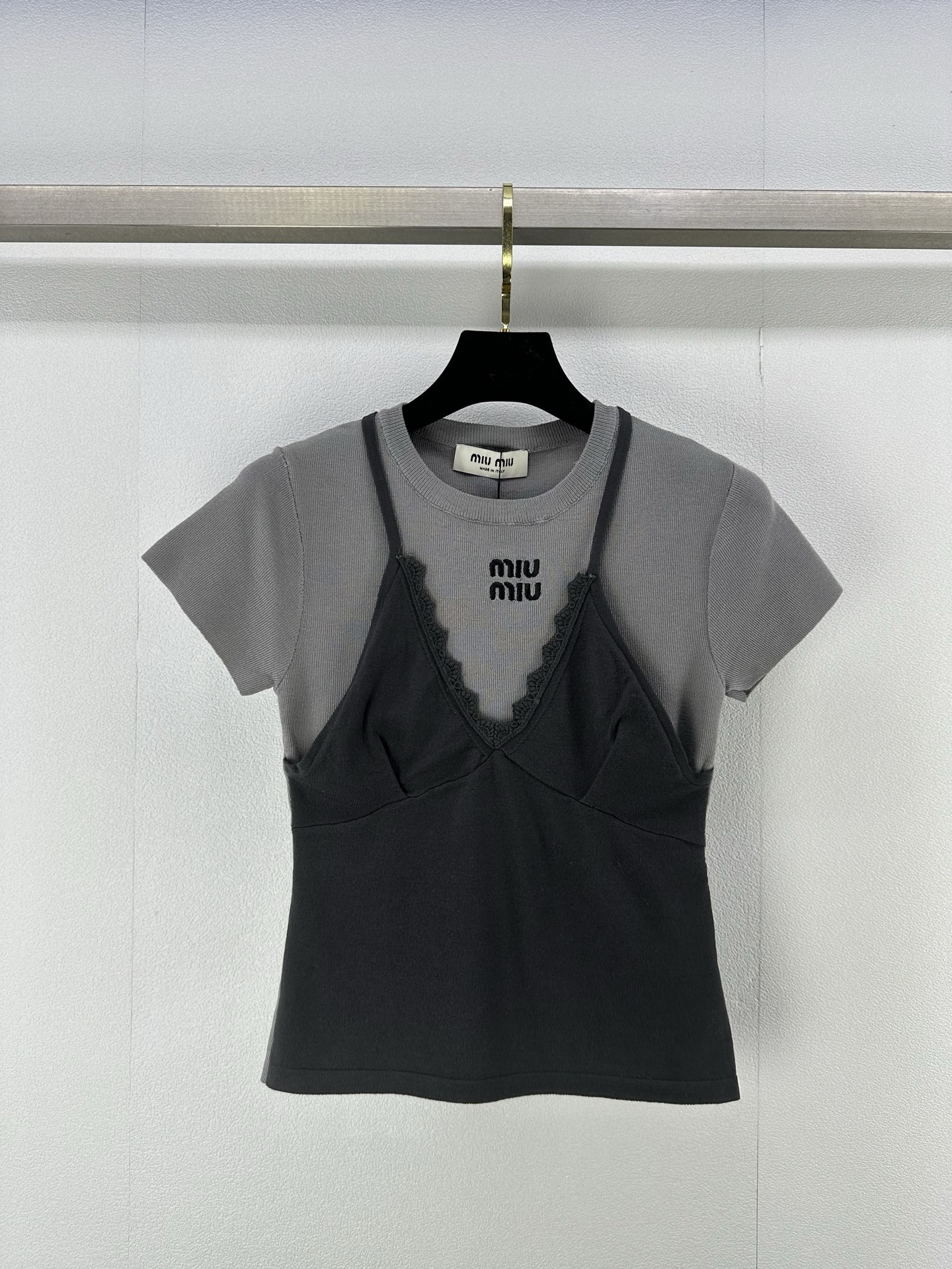 NO:329029,Mium* new details 25 new round neck lace short sleeves Fake two-piece lace full of high-end embroidery logo thin fabric upper body makes it look slim and age-reducing and versatile 3 colors 3 size SML, miumiu, T-shirt, alexander wang19860909Mium*上新细节 25 新款圆领系带短袖 假两件系带高级感满满 刺绣logo 轻薄面料 上身显瘦减龄又百搭 3色3码SML,,miumiu,T-shirt,alexander wang,Women's clothing