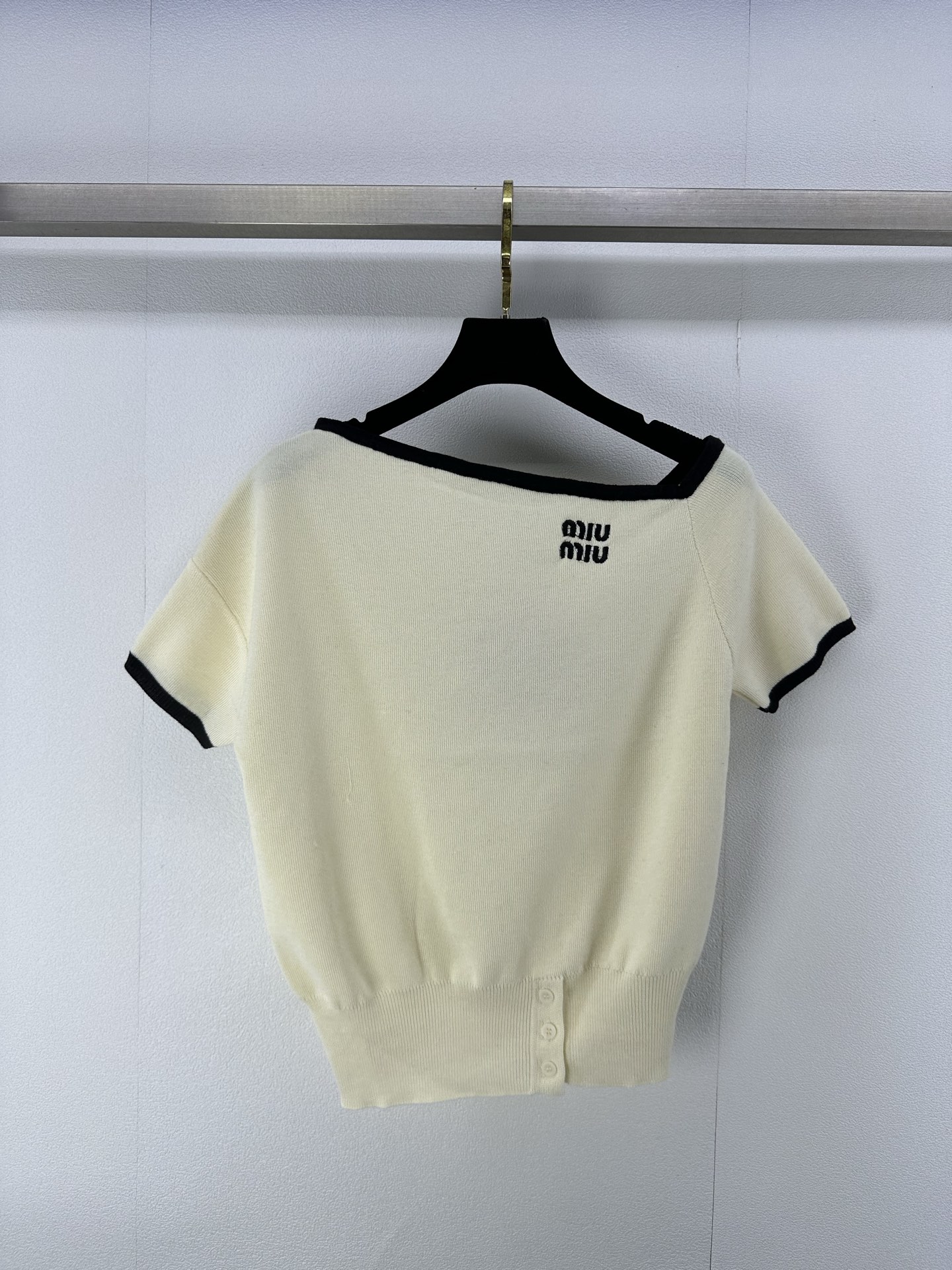 NO:329045,Miumi* new details 25 Summer new off-shoulder short-sleeved slim fit style not tight fabric light and comfortable, easy to match without picking people embroidery logo modification, upper body makes it look slim and white in skin 4 colors 3 size SML, miumiu, T-shirt, alexander wang19860909Miumi*上新细节 25 夏季新款斜肩短袖修身版型不紧绷面料轻薄舒适 轻松搭配不挑人刺绣logo修饰搭配 上身显瘦超級显肤白 4色3码SML,,miumiu,T-shirt,alexander wang,Women's clothing