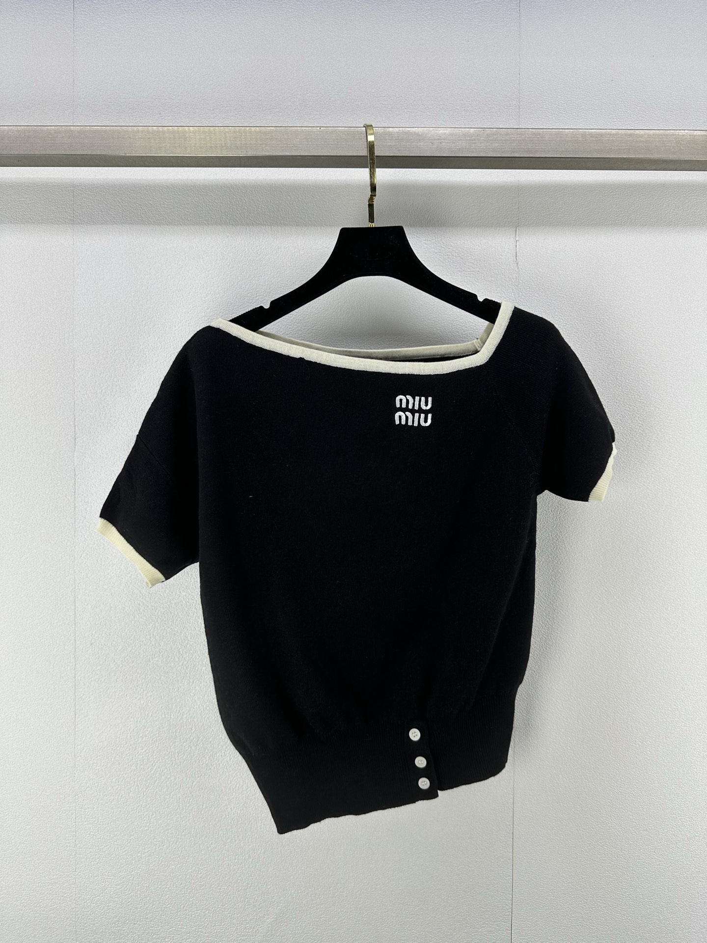 NO:329047,Miumi* new details 25 Summer new off-shoulder short-sleeved slim fit style not tight fabric light and comfortable, easy to match without picking people embroidery logo modification, the upper body looks slim and super white skin 3 colors and 3 sizes SML, miumiu, T-shirt, alexander wang19860909Miumi*上新细节 25 夏季新款斜肩短袖修身版型不紧绷面料轻薄舒适 轻松搭配不挑人刺绣logo修饰搭配 上身显瘦超級显肤白 3色3码SML,,miumiu,T-shirt,alexander wang,Women's clothing