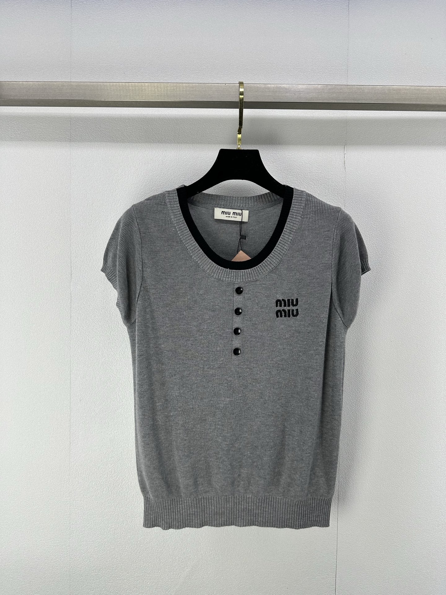 NO:329049,Miumi* new details 25 spring and summer new knitted double-neck round neck short sleeves four-button design contrasting color splicing design classic letter logo embroidery embellishment fashionable high-end and elegant 2 colors 3 codes SML, miumiu, T-shirt, alexander wang19860909Miumi*上新细节 25 春夏新款针织双领圆领短袖 四扣设计 撞色拼接设计 经典字母logo刺绣点缀 时髦高级有气质 2色3码SML,,miumiu,T-shirt,alexander wang,Women's clothing