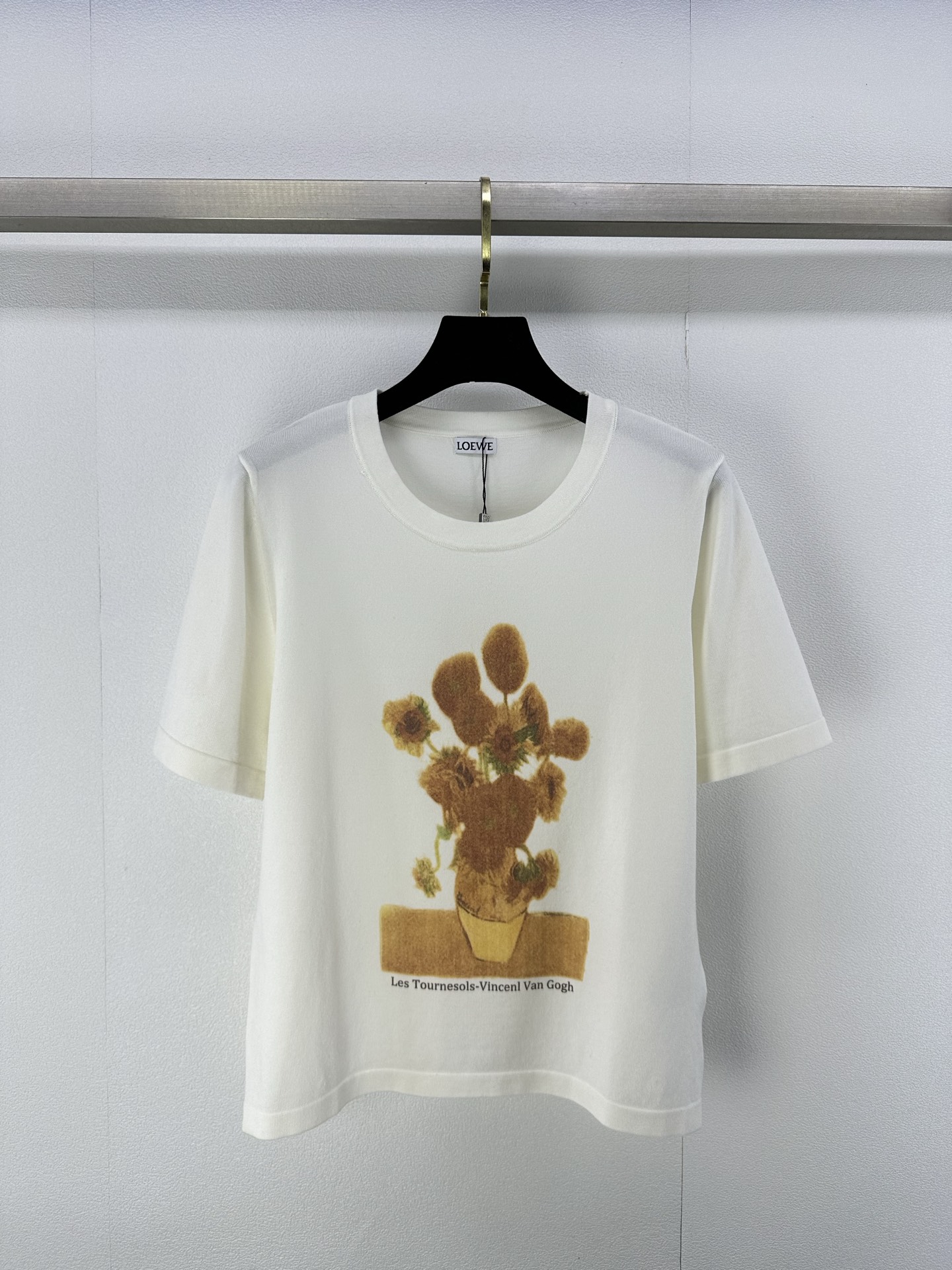 NO:329060,New details on Loew* 25 Spring and summer new printed short sleeves, yellow and white circle flower prints, refreshing dopamine color, light up your summer!  Fashionable and breathable, a must-have item!  2 color 3 code SML, loewe, T-shirt, alexander wang19860909Loew*上新细节 25 春夏新款印花短袖,黄白圈圈花朵印花,清爽多巴胺色彩,点亮你的夏天！时尚又透气,必备单品！ 2色3码SML,,loewe,T-shirt,alexander wang,Women's clothing