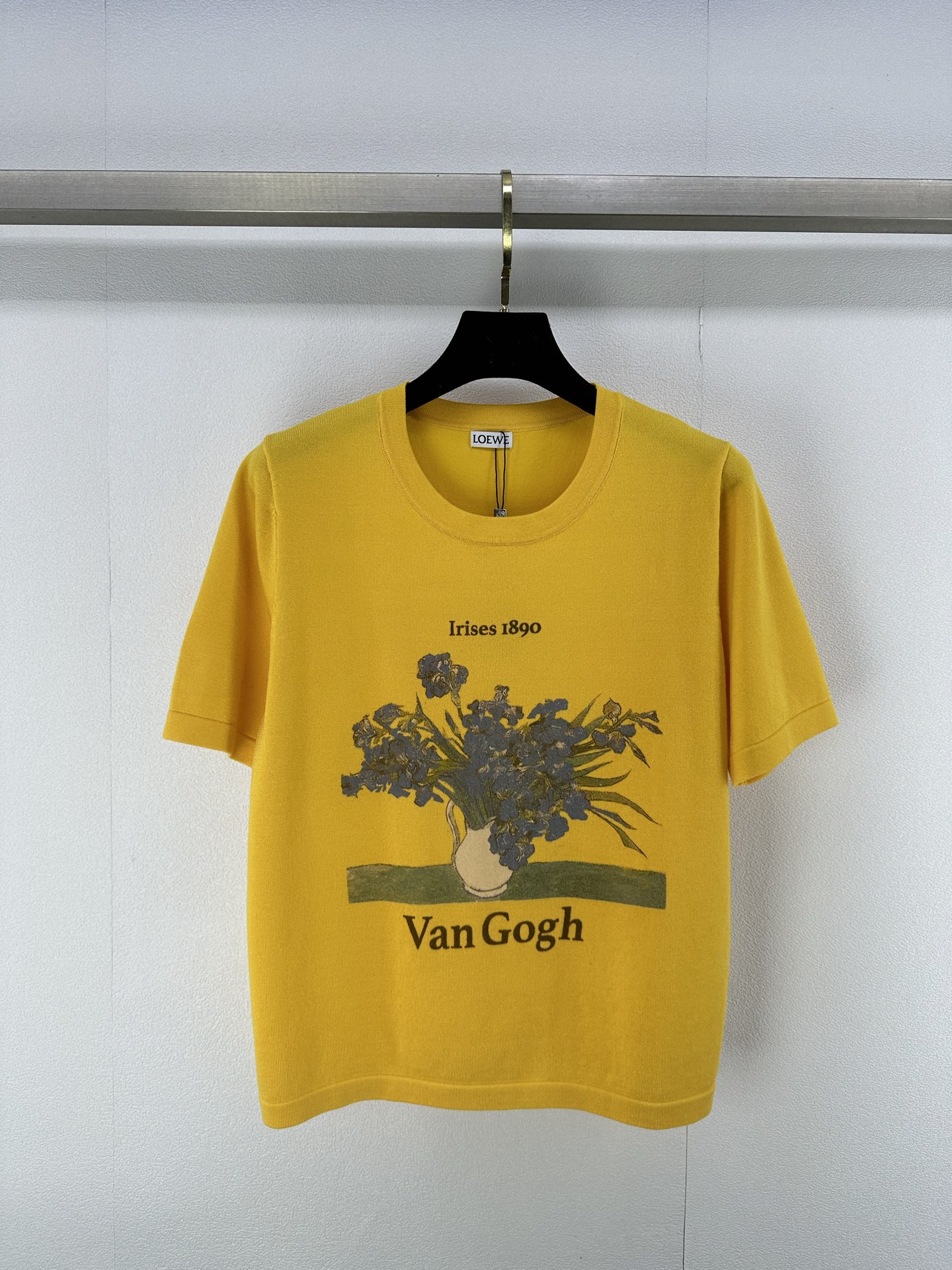 NO:329054,New details on Loew* 25 Spring and summer new printed short sleeves, yellow and white circle flower prints, refreshing dopamine color, light up your summer!  Fashionable and breathable, a must-have item!  2 color 3 code SML, loewe, T-shirt, alexander wang19860909Loew*上新细节 25 春夏新款印花短袖,黄白圈圈花朵印花,清爽多巴胺色彩,点亮你的夏天！时尚又透气,必备单品！ 2色3码SML,,loewe,T-shirt,alexander wang,Women's clothing