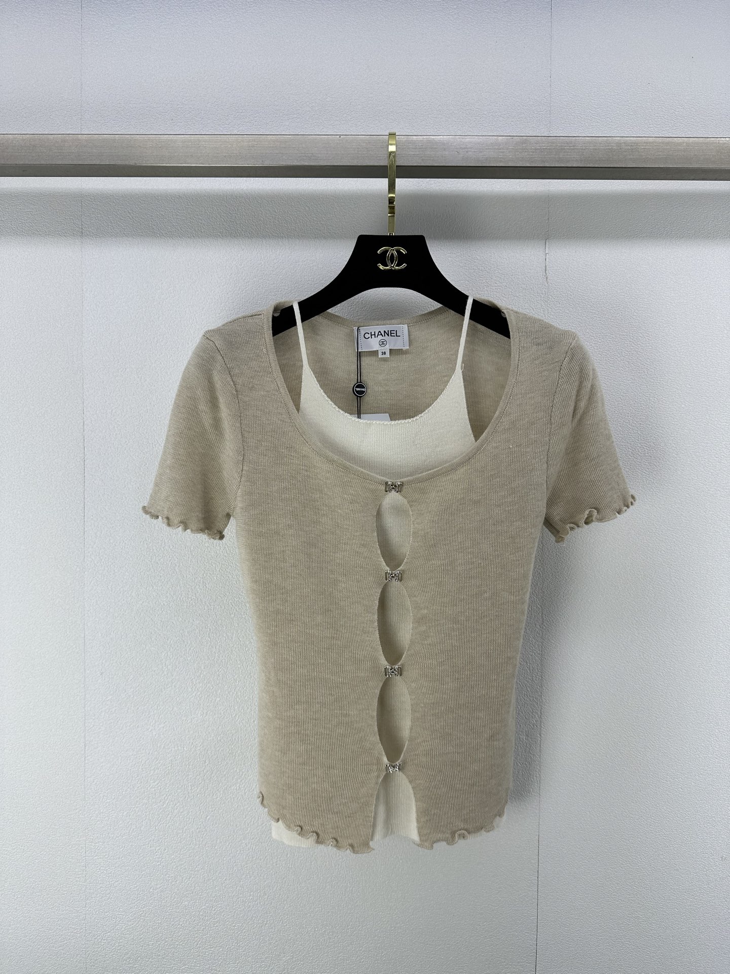 NO:329063,Chane* new details 25 Spring and summer new knitted two-piece short-sleeved suspender fake two-piece design small sexy custom double C diamond buckle iconic small fragrance logo!  4 color 3 code SML, chanel, T-shirt, alexander wang19860909Chane*上新细节 25 春夏新款针织假两件短袖吊带假两件设计小性感 定制双C钻扣标志性小香logo！ 4色3码SML,,chanel,T-shirt,alexander wang,Women's clothing