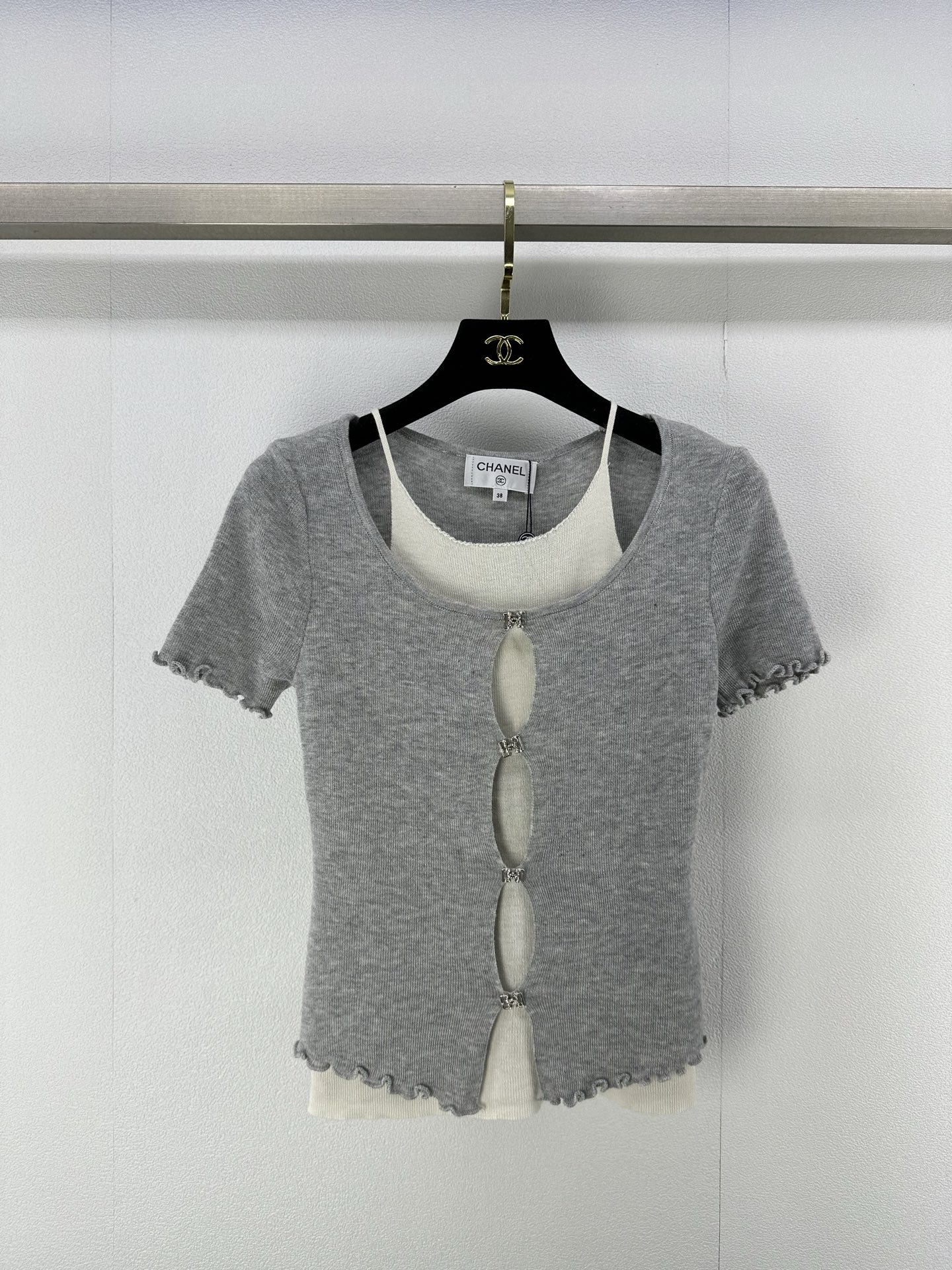 NO:329081,Chane* new details 25 Spring and summer new knitted two-piece short-sleeved suspender fake two-piece design small sexy custom double C diamond buckle iconic small fragrance logo!  4 color 3 code SML, chanel, T-shirt, alexander wang19860909Chane*上新细节 25 春夏新款针织假两件短袖吊带假两件设计小性感 定制双C钻扣标志性小香logo！ 4色3码SML,,chanel,T-shirt,alexander wang,Women's clothing