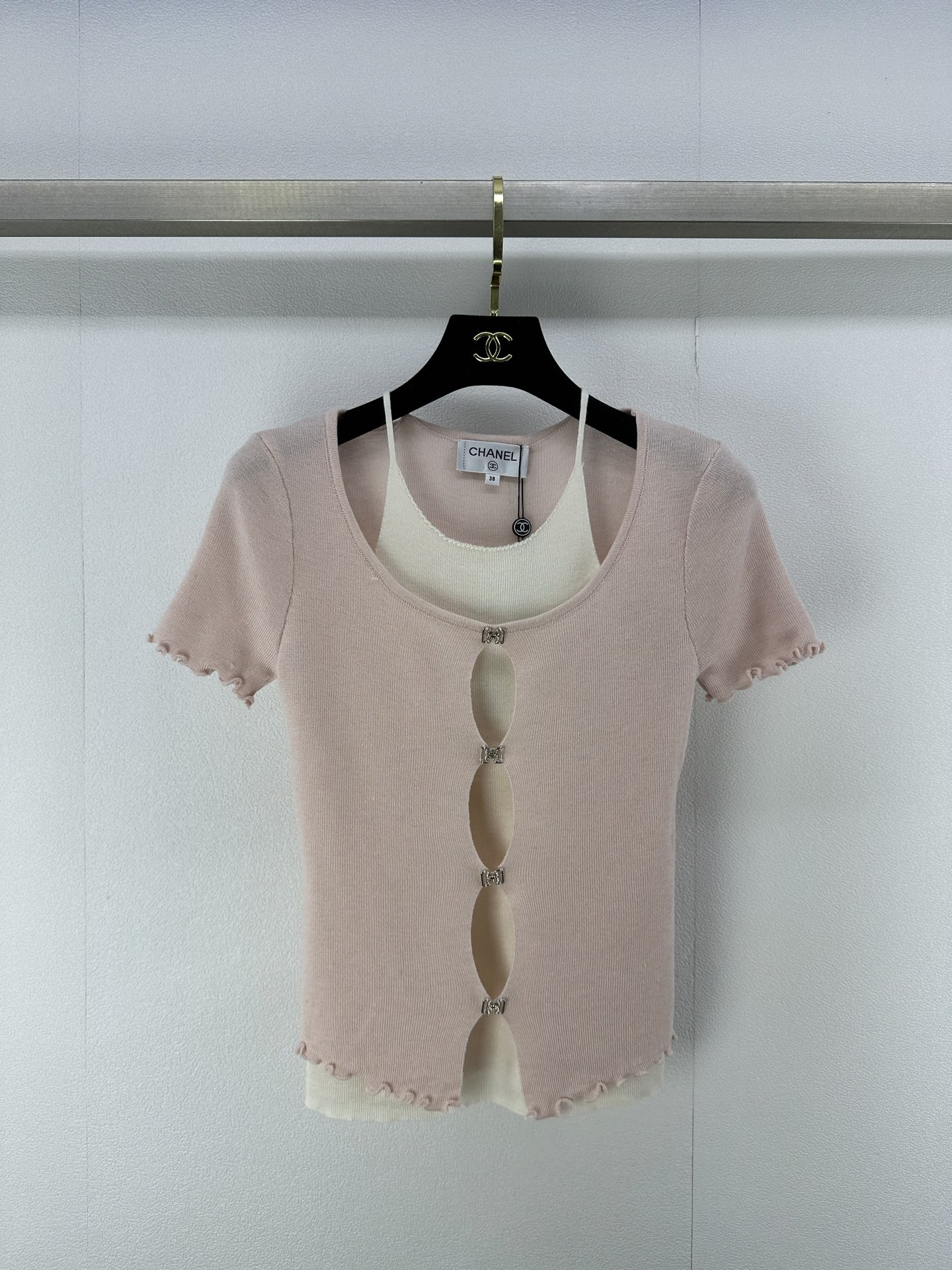 NO:329075,Chane* new details 25 Spring and summer new knitted two-piece short-sleeved suspender fake two-piece design small sexy custom double C diamond buckle iconic small fragrance logo!  4 color 3 code SML, chanel, T-shirt, alexander wang19860909Chane*上新细节 25 春夏新款针织假两件短袖吊带假两件设计小性感 定制双C钻扣标志性小香logo！ 4色3码SML,,chanel,T-shirt,alexander wang,Women's clothing