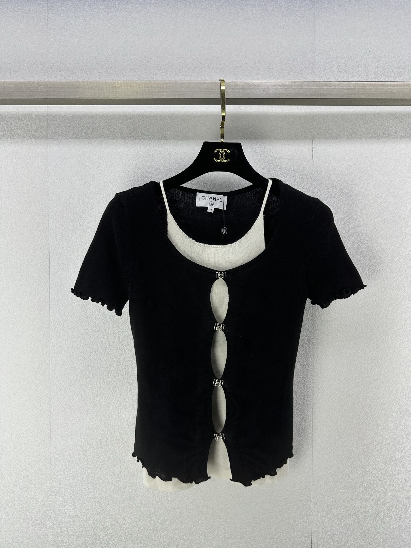 NO:329069,Chane* new details 25 Spring and summer new knitted two-piece short-sleeved suspender fake two-piece design small sexy custom double C diamond buckle iconic small fragrance logo!  4 color 3 code SML, chanel, T-shirt, alexander wang19860909Chane*上新细节 25 春夏新款针织假两件短袖吊带假两件设计小性感 定制双C钻扣标志性小香logo！ 4色3码SML,,chanel,T-shirt,alexander wang,Women's clothing