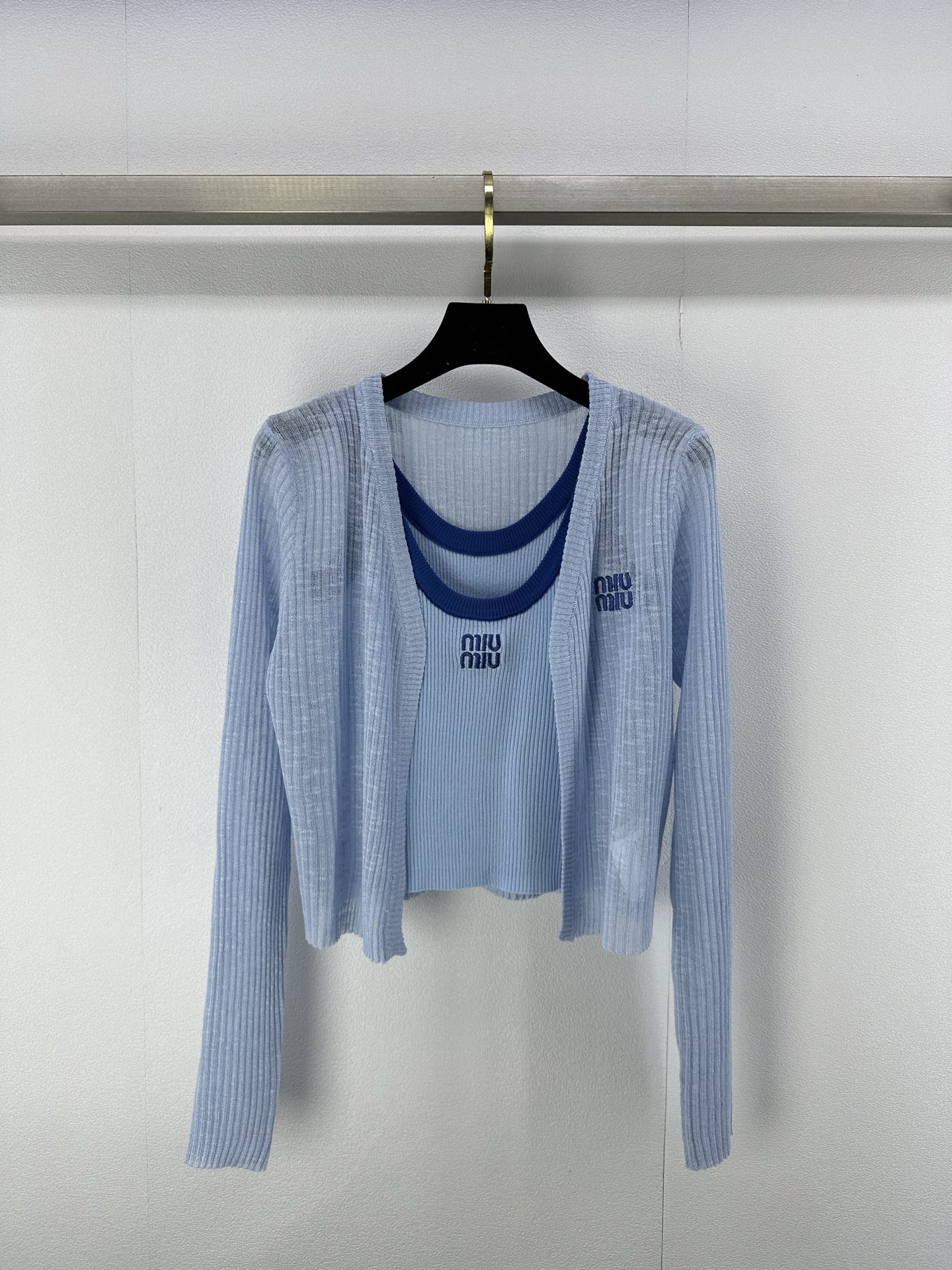 NO:329006,Miumi* New Details 25 Spring and Summer Latest Sunscreen Two-Piece Set Sling Vest   Air Conditioning Sunscreen Knitted Cardigan!  Contrasting color embroidery logo, the body is slightly transparent and hazy, sexy and sweet, refreshing and not stuffy in summer, and it is simple and energetic when going out on the street every day!  5 color 3 code SML, miumiu, alexander wang19860909Miumi*上新细节 25 春夏最新防晒两件套 吊带背心 空调防晒针织开衫！撞色刺绣logo,衣身微微透视朦胧感,性感不失甜美,夏日清爽不闷热,日常出街简单又具有活力！ 5色3码SML,,miumiu,alexander wang,Women's clothing