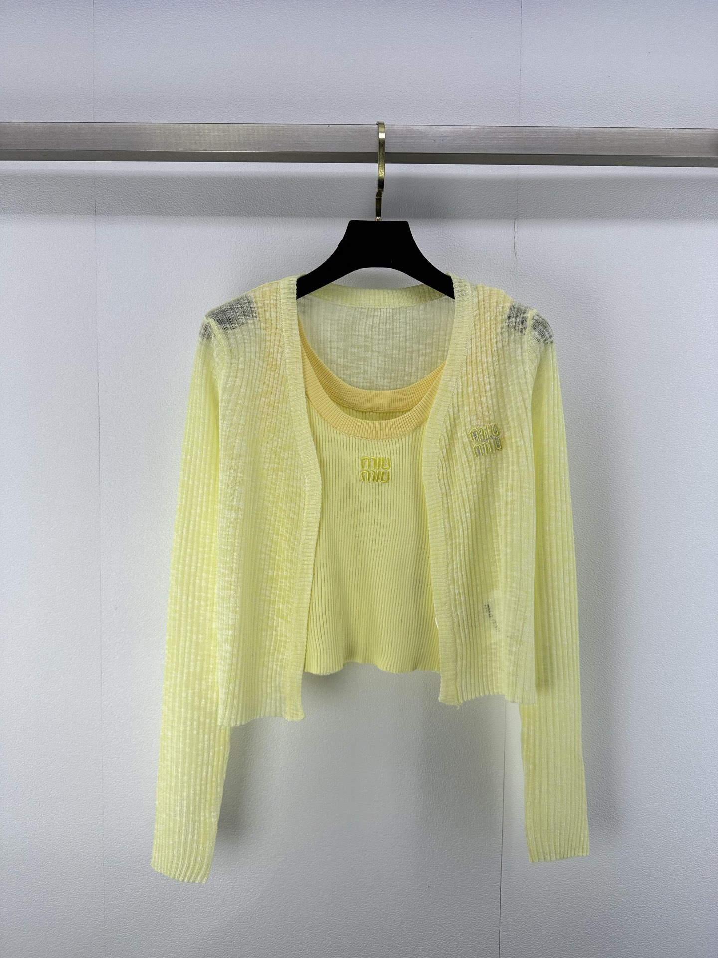 NO:329012,Miumi* New Details 25 Spring and Summer Latest Sunscreen Two-Piece Set Sling Vest   Air Conditioning Sunscreen Knitted Cardigan!  Contrasting color embroidery logo, the body is slightly transparent and hazy, sexy and sweet, refreshing and not stuffy in summer, and it is simple and energetic when going out on the street every day!  5 color 3 codes sML.,,miumiu,alexander wang19860909Miumi*上新细节 25 春夏最新防晒两件套 吊带背心 空调防晒针织开衫！撞色刺绣logo,衣身微微透视朦胧感,性感不失甜美,夏日清爽不闷热,日常出街简单又具有活力！ 5色3码sML.,,miumiu,alexander wang,Women's clothing