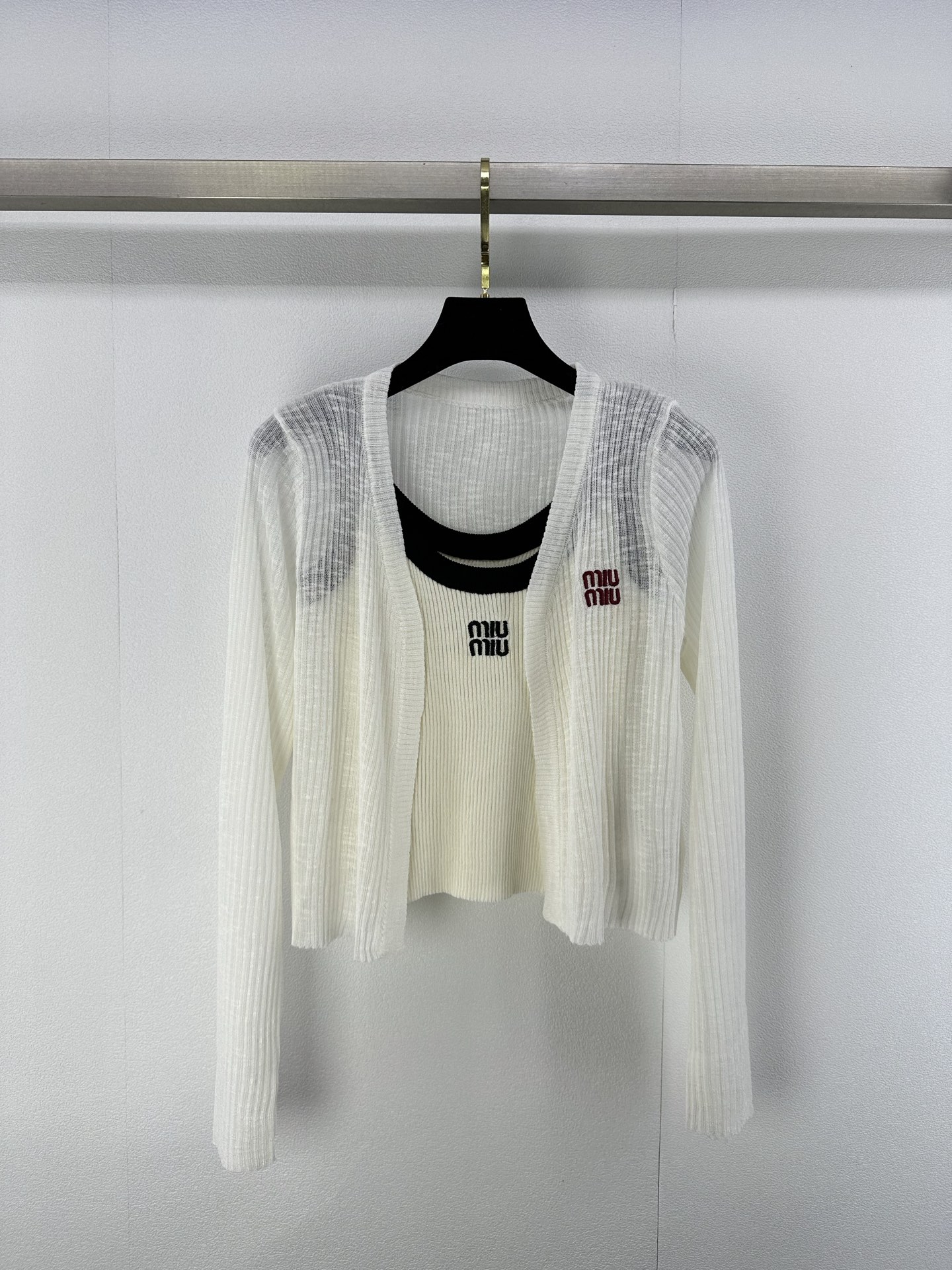 NO:329018,Miumi* New Details 25 Spring and Summer Latest Sunscreen Two-Piece Set Sling Vest   Air Conditioning Sunscreen Knitted Cardigan!  Contrasting color embroidery logo, the body is slightly transparent and hazy, sexy and sweet, refreshing and not stuffy in summer, and it is simple and energetic when going out on the street every day!  5 color 3 codes sML.,,miumiu,alexander wang19860909Miumi*上新细节 25 春夏最新防晒两件套 吊带背心 空调防晒针织开衫！撞色刺绣logo,衣身微微透视朦胧感,性感不失甜美,夏日清爽不闷热,日常出街简单又具有活力！ 5色3码sML.,,miumiu,alexander wang,Women's clothing