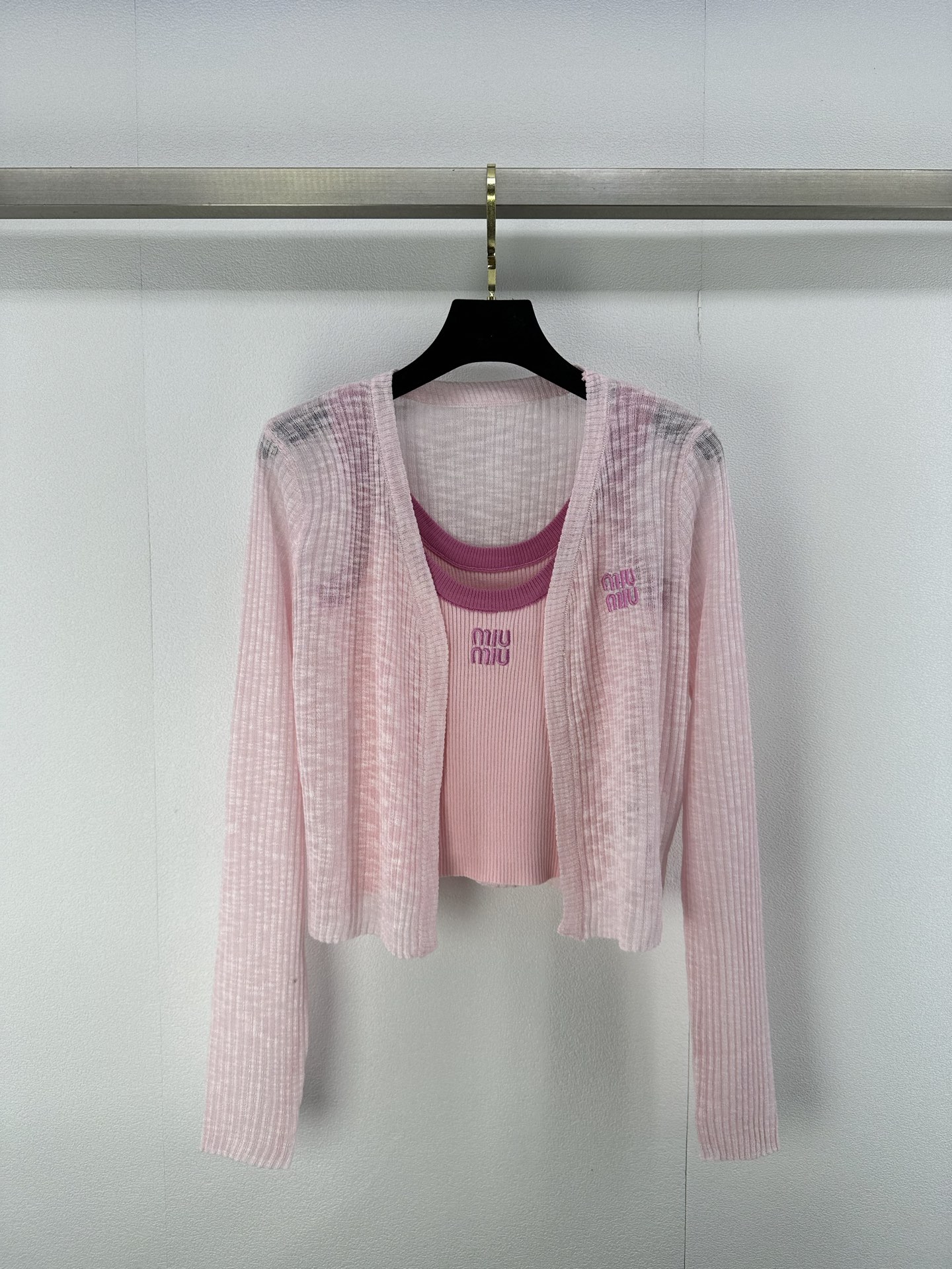 NO:329024,Miumi* New Details 25 Spring and Summer Latest Sunscreen Two-Piece Set Sling Vest   Air Conditioning Sunscreen Knitted Cardigan!  Contrasting color embroidery logo, the body is slightly transparent and hazy, sexy and sweet, refreshing and not stuffy in summer, and it is simple and energetic when going out on the street every day!  5 color 3 codes sML.,,miumiu,alexander wang19860909Miumi*上新细节 25 春夏最新防晒两件套 吊带背心 空调防晒针织开衫！撞色刺绣logo,衣身微微透视朦胧感,性感不失甜美,夏日清爽不闷热,日常出街简单又具有活力！ 5色3码sML.,,miumiu,alexander wang,Women's clothing