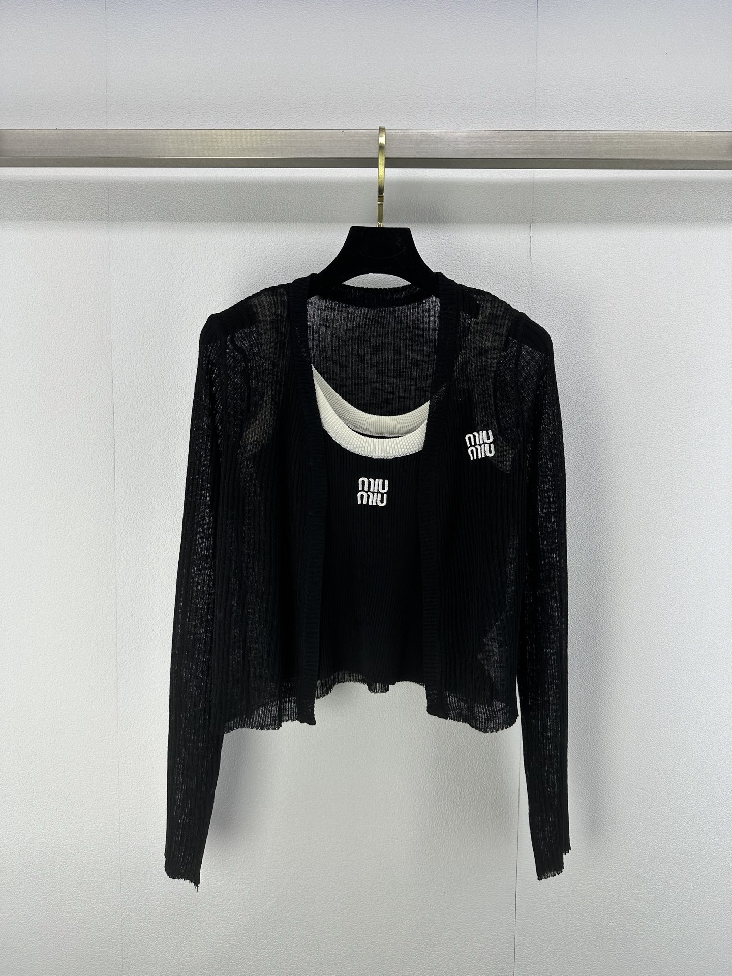 NO:329030,Miumi* New Details 25 Spring and Summer Latest Sunscreen Two-Piece Set Sling Vest   Air Conditioning Sunscreen Knitted Cardigan!  Contrasting color embroidery logo, the body is slightly transparent and hazy, sexy and sweet, refreshing and not stuffy in summer, and it is simple and energetic when going out on the street every day!  5 color 3 codes sML.,,miumiu,alexander wang19860909Miumi*上新细节 25 春夏最新防晒两件套 吊带背心 空调防晒针织开衫！撞色刺绣logo,衣身微微透视朦胧感,性感不失甜美,夏日清爽不闷热,日常出街简单又具有活力！ 5色3码sML.,,miumiu,alexander wang,Women's clothing