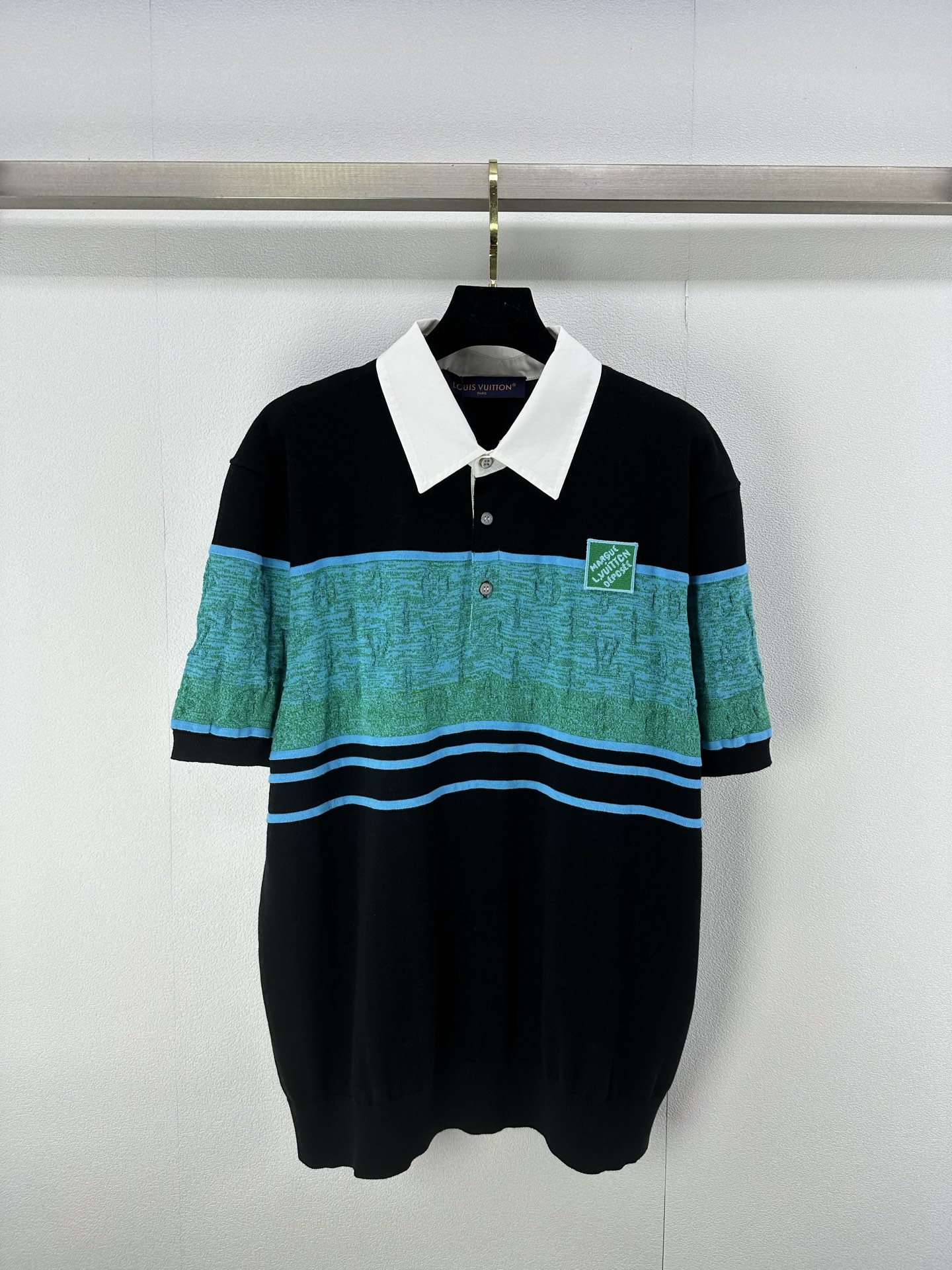 NO:416070,:1 New details on LV* 25 New spring and summer products pearl stripes gradient short sleeves!  A soft black cotton knitted body, the shirt is decorated with a bright jacquard strap, with a blue-green gradient Monogram pattern. The chest embroidered with 'Marque L. Vuitton Déposée' embroidered with details such as 'Marque L. Vuitton Déposée' embroidered with mother-and-white buttons and texture contrast stripes, and the same style. 1 color and 3 size SML, louis vuitton, T-shirt, alexander wang19860909:1 LV*上新细节 25 春夏新品珍珠条纹渐变短袖！采用柔软的黑色棉质针织衣身 衬衣上饰有一条鲜艳的提花横带,上面有蓝绿色调的渐变效果Monogram图案.胸前绣有'Marque L.Vuitton Déposée '贴饰、珍珠母贝效果纽扣和纹理对比条纹等细节设计也很有品位 男女同款 1色3码SML,,louis vuitton,T-shirt,alexander wang,Women's clothing