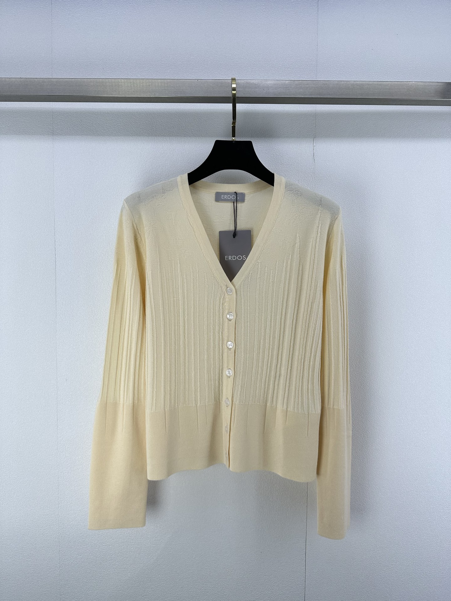 NO:329034,Erdo* new details 25 Spring and summer new concave and concave pit strip elastic v-neck cardigan, thin and comfortable body, necklace edge design, versatile and not picky 3 colors 3 size SML,,alexander wang19860909Erdo*上新细节 25 春夏新款凹凸坑条弹力v领开衫 衣身轻薄舒适 领袖口包边设计 百搭不挑人 3色3码SML,,alexander wang,Women's clothing