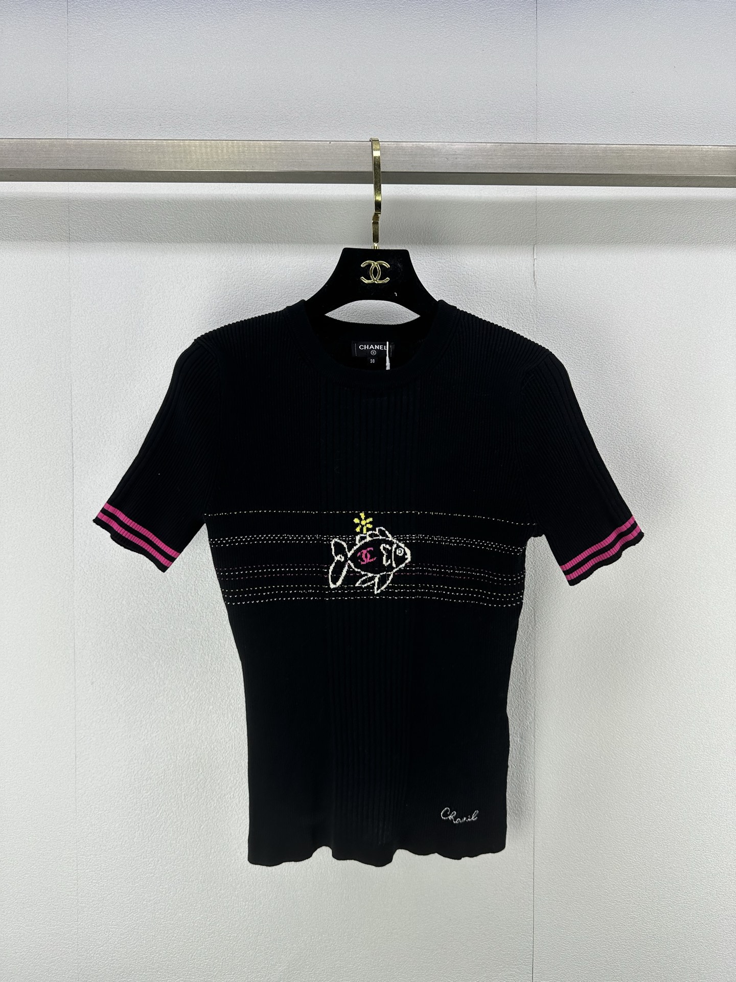 NO:329036,Chane* New details 25 Early spring new product Xiaoyuer jacquard slim short-sleeved sleeves!  It is versatile and age-reducing and fashionable!  Swiss machine 18-pin craft imported yarn has delicate texture and comfortable texture!  Positioning embroidered letters, the college-style girl's outfit is not picky about people, and she looks slim with her upper body!  2 color 3 code SML, chanel, T-shirt, alexander wang19860909Chane* 上新细节 25 早春新品小鱼儿提花修身短袖！百搭减龄又时髦！瑞士机18针工艺进口纱线质感细腻舒适！定位刺绣字母,学院风少女穿搭版型不挑人上身巨显瘦！ 2色3码SML,,chanel,T-shirt,alexander wang,Women's clothing