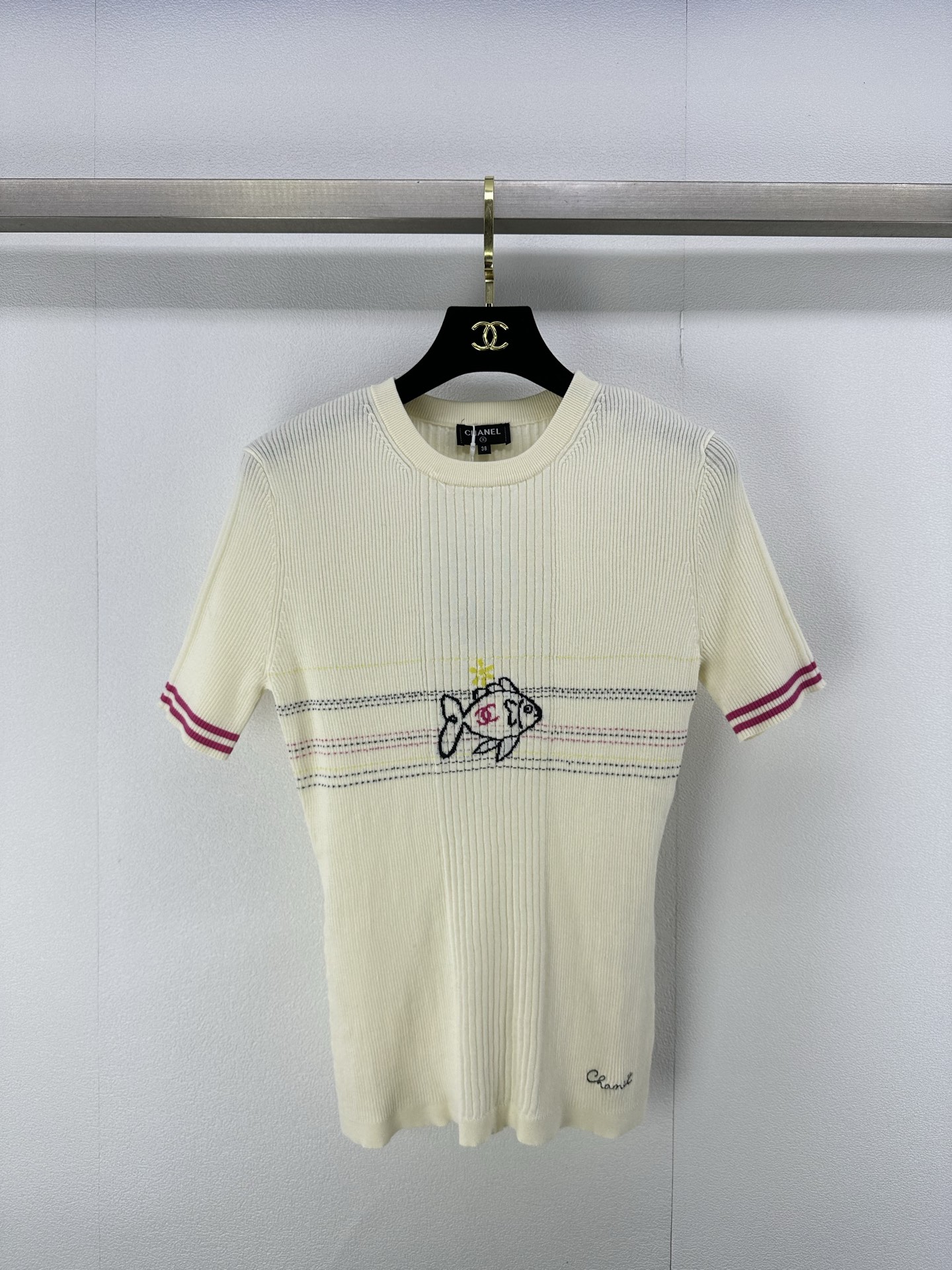 NO:329040,Chane* New details 25 Early spring new product Xiaoyuer jacquard slim short-sleeved sleeves!  It is versatile and age-reducing and fashionable!  Swiss machine 18-pin craft imported yarn has delicate texture and comfortable texture!  Positioning embroidered letters, the college-style girl's outfit is not picky about people, and she looks slim with her upper body!  2 color 3 code SML, chanel, T-shirt, alexander wang19860909Chane* 上新细节 25 早春新品小鱼儿提花修身短袖！百搭减龄又时髦！瑞士机18针工艺进口纱线质感细腻舒适！定位刺绣字母,学院风少女穿搭版型不挑人上身巨显瘦！ 2色3码SML,,chanel,T-shirt,alexander wang,Women's clothing