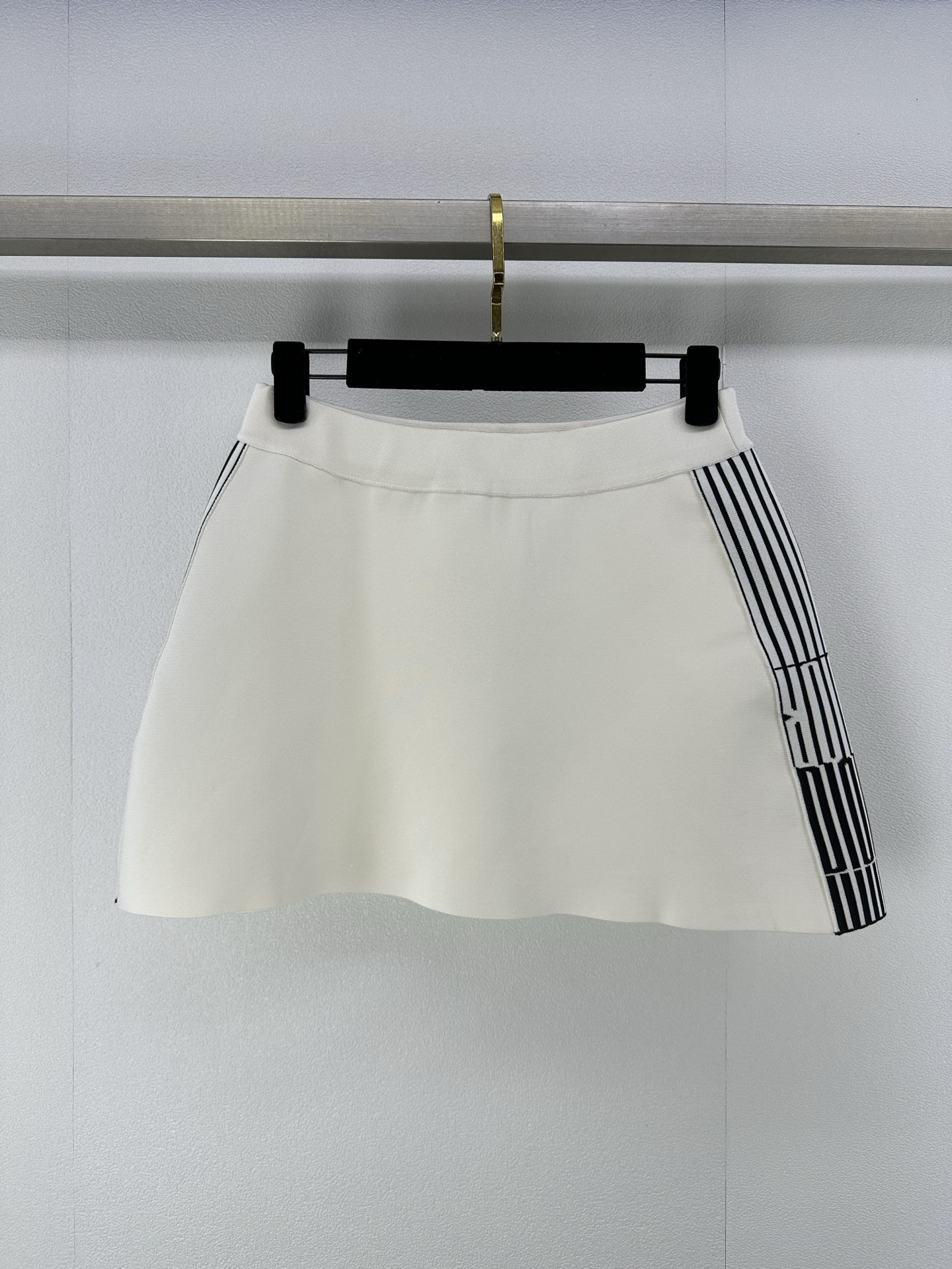 NO:329044,New details on Dio* 25 Spring and summer new letter skirts, glossy and comfortable, all-vamp color versatile, black letter logo webbing on the outside of the rotator sleeves and skirt collide with the beige background, making the visual effect richer, showing the elegant style, and is also great to match separately. Must-have outfits for daily commuting and dates in the wardrobe, 1 color, 3 size SML, dior, skirts, alexander wang19860909Dio*上新细节 25 春夏新品字母短裙 品相光泽舒适 通体素色百搭耐看 肩袖和裙外侧的黑色字母徽标织带与米白底色相碰撞 让视觉效果更丰富 尽显优雅风范 分开搭配也很赞 衣橱日常通勤约会必备穿搭 1色3码SML,,dior,skirts,alexander wang,Women's clothing