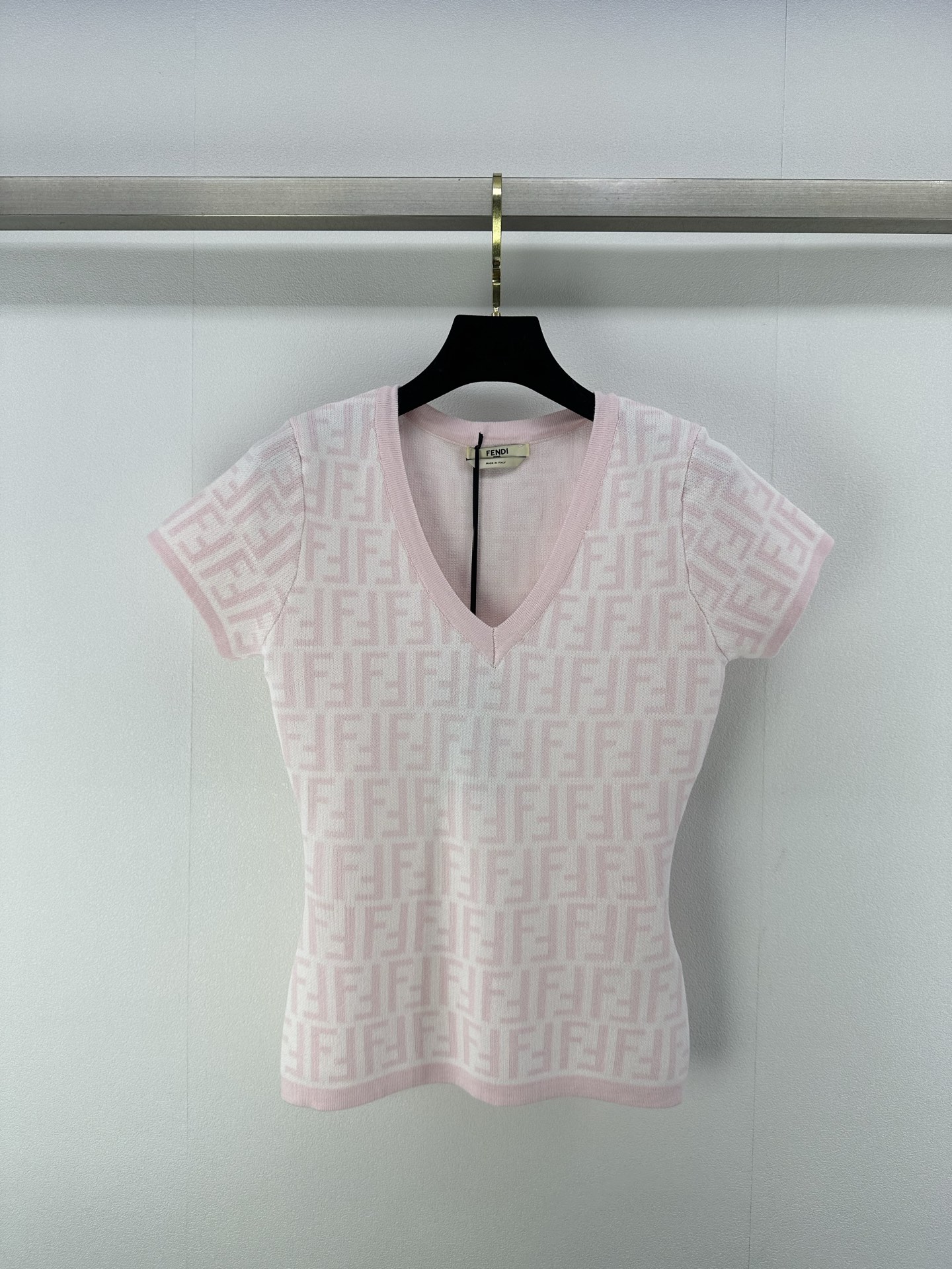 NO:330801,Fend* new details 25 Spring and summer new old-fashioned letters v-neck short sleeves slim fit style three-dimensional upper body fashionable and relaxed 2 colors 3 codes SML, fendi, T-shirt, alexander wang19860909Fend*上新细节 25 春夏新款老花字母v领短袖 修身版型立体 上身時尚鬆弛感 2色3码SML,,fendi,T-shirt,alexander wang,Women's clothing