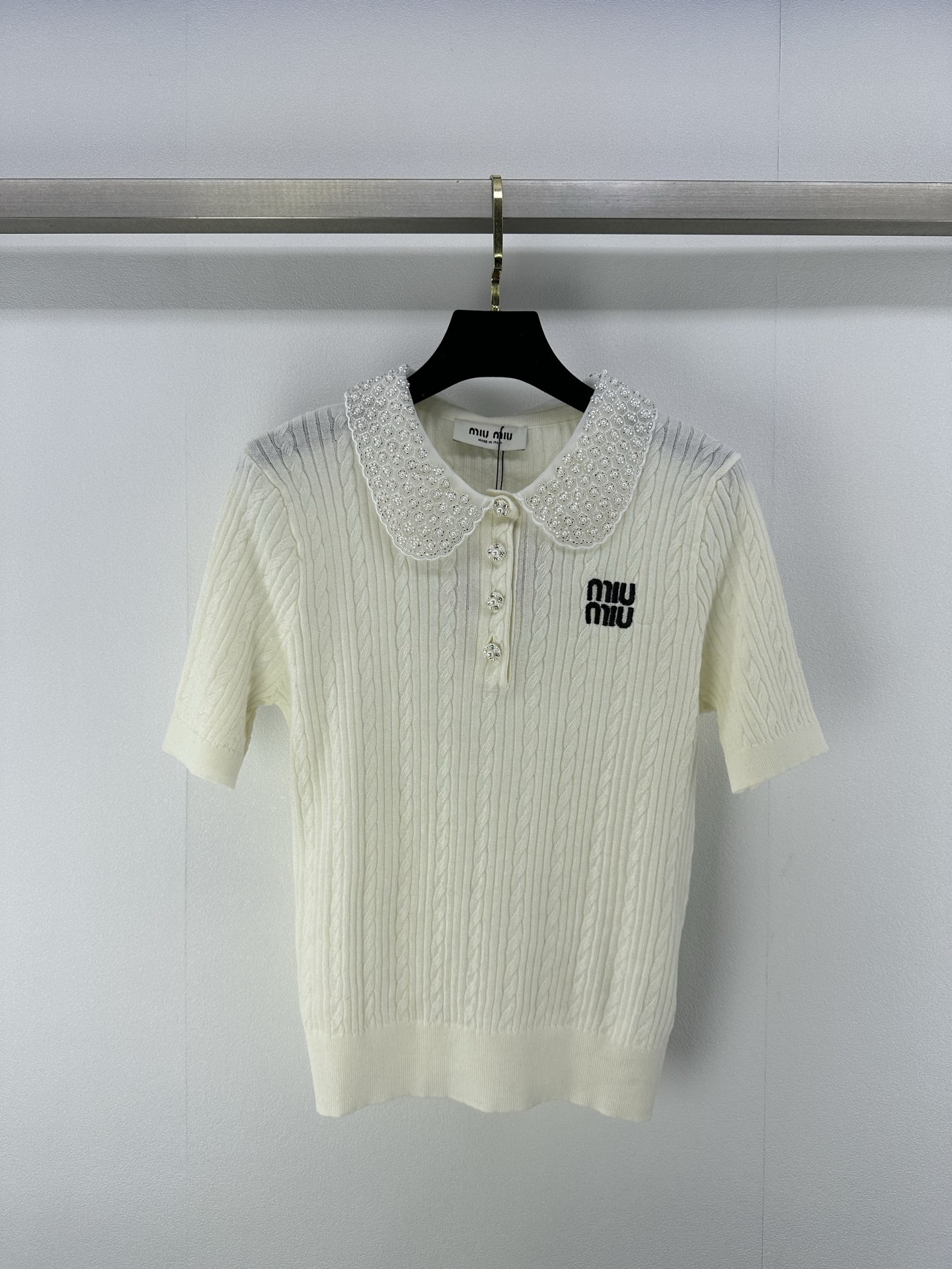 NO:330829,Miumiu *New details 25 New summer lace collar bead tops, heavy craftsmanship contrasting lace collar iconic bead logo. Tennis fabric is cold and thin on the upper body, very age-reducing and sweet. 3 colors and 3 sizes SML, miumiu, alexander wang19860909Miumiu *上新细节 25 夏季新款花边领钉珠上衣 重工艺撞色花边领标志性钉珠logo 天丝面料上身冰凉又轻薄 非常减龄气甜美 3色3码SML,,miumiu,alexander wang,Women's clothing