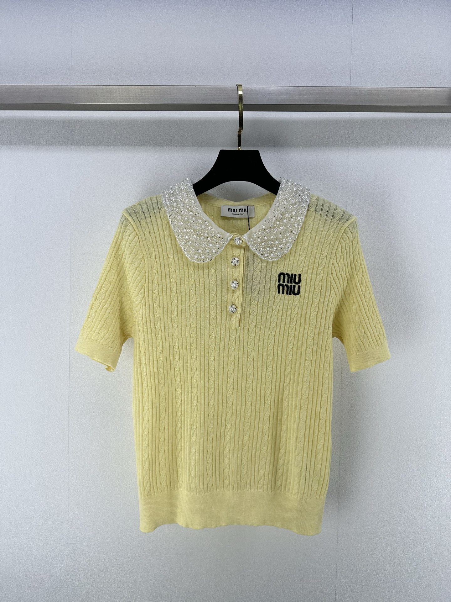 NO:330812,Miumiu *New details 25 New summer lace collar bead tops, heavy craftsmanship contrasting lace collar iconic bead logo. Tennis fabric is cold and thin on the upper body, very age-reducing and sweet. 3 colors and 3 sizes SML, miumiu, alexander wang19860909Miumiu *上新细节 25 夏季新款花边领钉珠上衣 重工艺撞色花边领标志性钉珠logo 天丝面料上身冰凉又轻薄 非常减龄气甜美 3色3码SML,,miumiu,alexander wang,Women's clothing