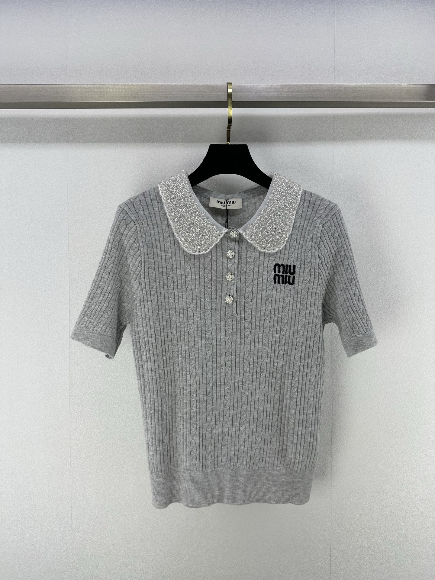 NO:330835,Miumiu *New details 25 New summer lace collar bead tops, heavy craftsmanship contrasting lace collar iconic bead logo. Tennis fabric is cold and thin on the upper body, very age-reducing and sweet. 3 colors and 3 sizes SML, miumiu, alexander wang19860909Miumiu *上新细节 25 夏季新款花边领钉珠上衣 重工艺撞色花边领标志性钉珠logo 天丝面料上身冰凉又轻薄 非常减龄气甜美 3色3码SML,,miumiu,alexander wang,Women's clothing