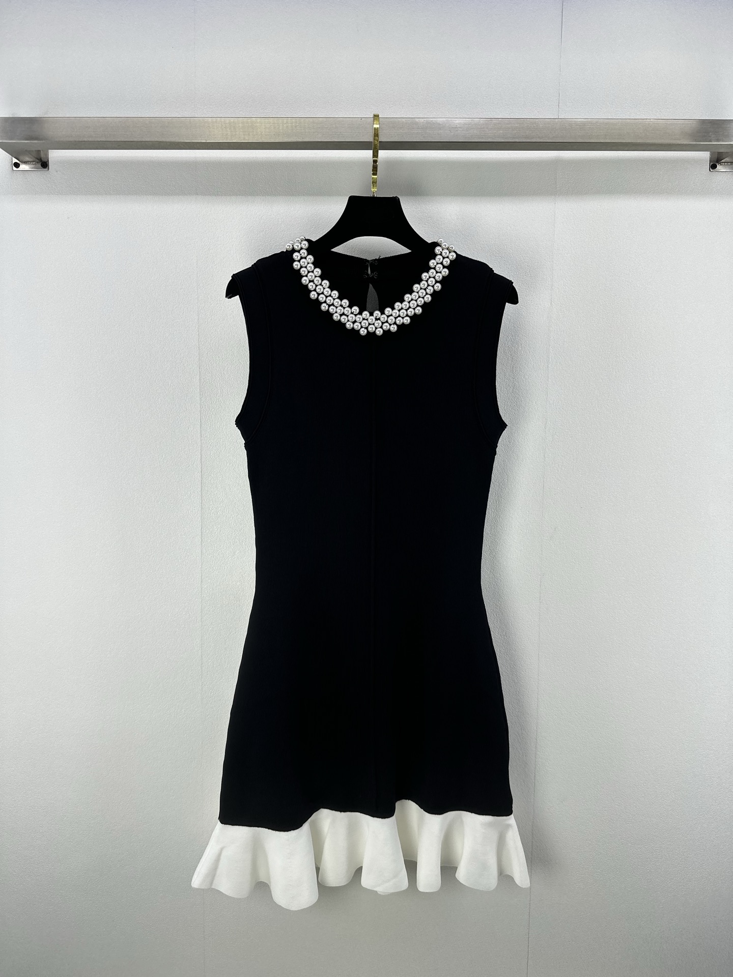 NO:415280,sandr * New details 25 Spring and summer new pearl decorative round neck sleeveless vest skirt French color-blocked ruffled fishtail knitted dress like pearl necklace slim and slim Simple and elegant temperament reduces age 2 colors 3 size SML, skirts, necklace, alexander wang19860909sandr * 上新细节 25 春夏新款珍珠装饰圆领无袖背心裙 法式拼色荷叶边鱼尾针织连衣裙 像珍珠项链修身显瘦 简约优雅 气质减龄 2色3码SML,,skirts,necklace,alexander wang,Women's clothing